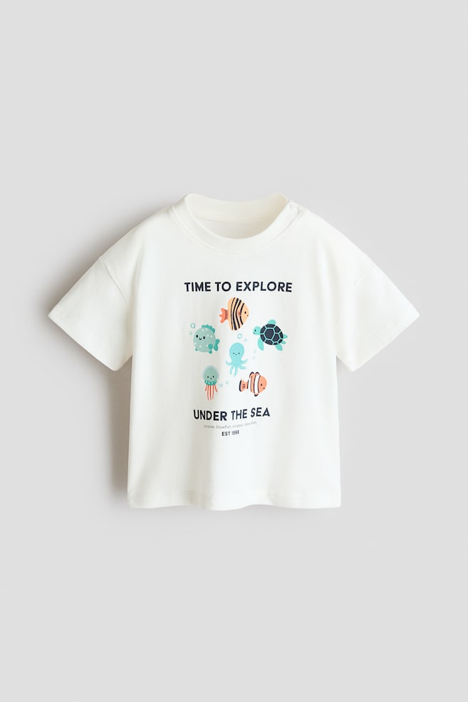 Bawełniany T-shirt z nadrukiem - Biały/Time To Explore/Kremowy/Pojazdy/Ciemnobrązowy/SoHo/Granatowy/Harbour/Jasna zieleń khaki/Dinozaury/Jasnoniebieski/Szare paski/Ciemnoszary/Pacific/Jasnoniebieski/Miami/Ciemnoczerwony/New York - 1