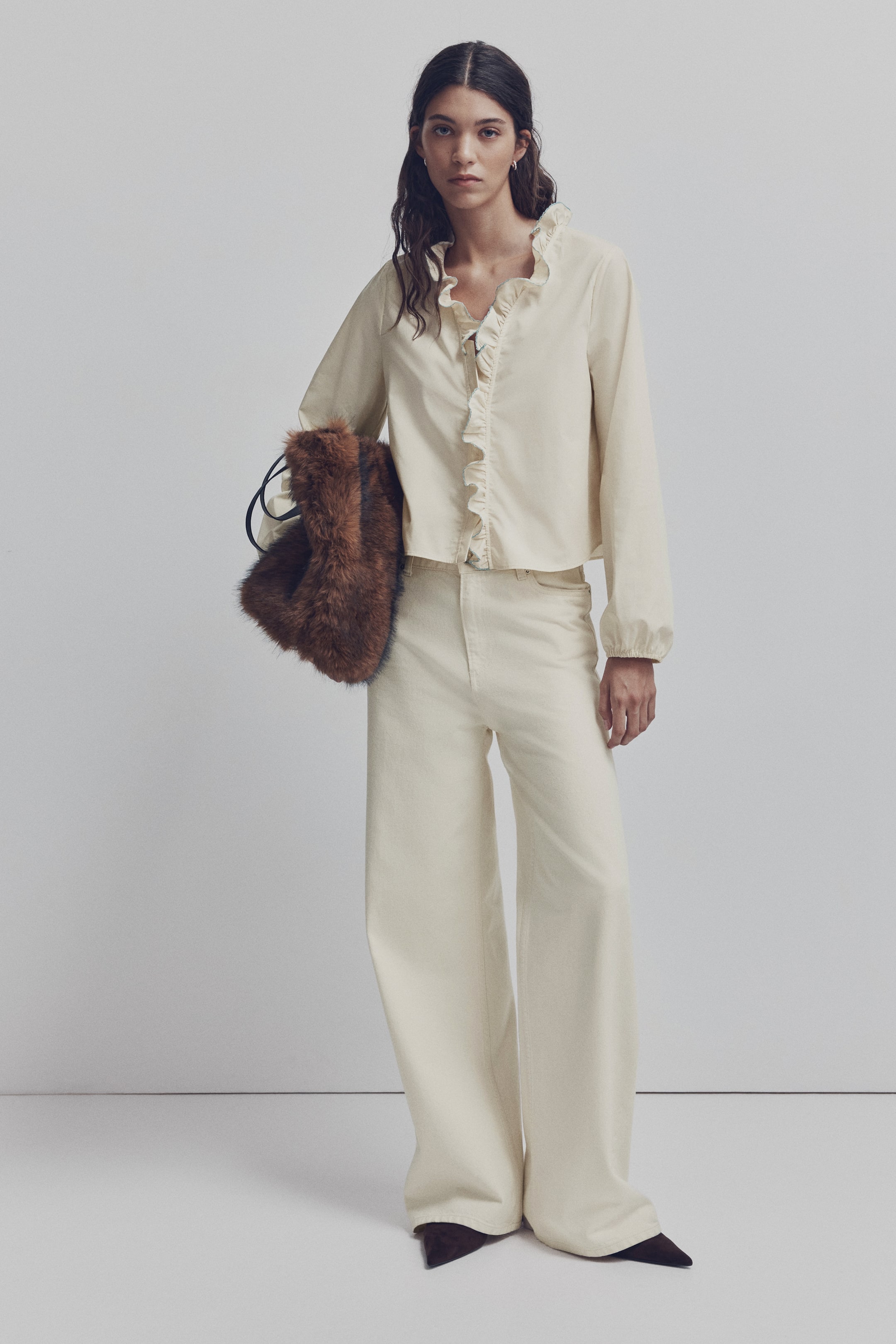 Xem ảnh lớn hơn: Áo kiểu bằng cotton poplin viền diềm nhún - Màu kem - Ladies | H&M VN 2