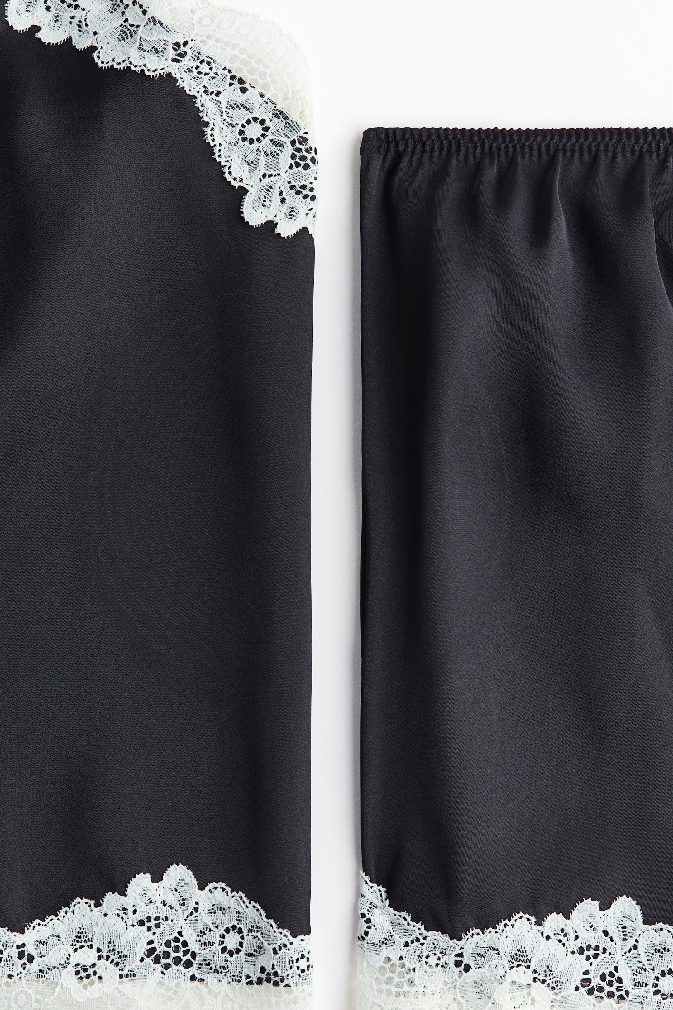 Pyjama en satin avec dentelle