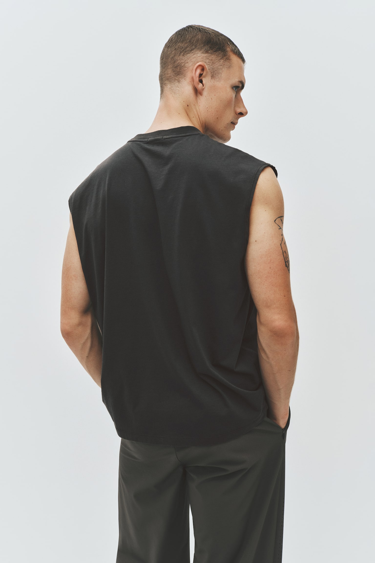 Мужской топ H&M Move Loose-Fit Sports with DryMove™, цвет: Тёмный серый — фото 6