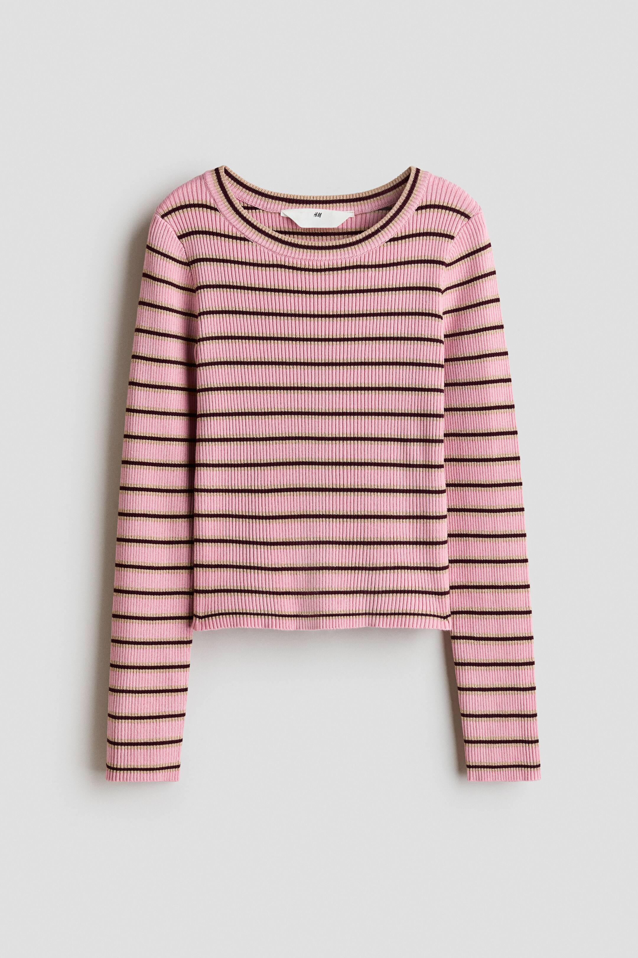 Agrandir l'image: Un pull en maille côtelée rose, orné de rayures horizontales marron foncé et beige, est présenté de face. Le pull met en valeur un col rond bordé de côtes, des manches longues et un ourlet droit.