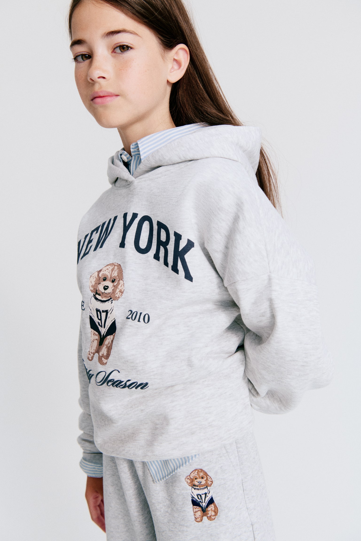Hettegenser med motiv og børstet innside - Lys gråmelert/New York/Lys blå/Sløyfe/Pudderrosa/Adore - 1