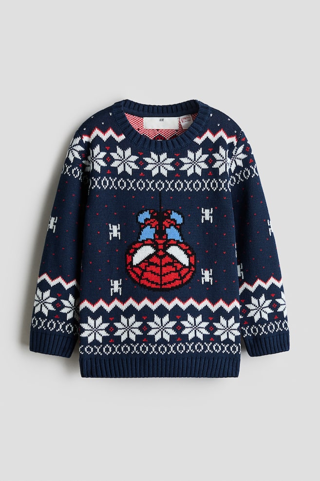 Ein marineblauer Strickpullover ist frontal zu sehen und zeigt ein festliches Fair-Isle-Muster mit weiÃen Schneeflocken, rot-weiÃen Zickzackstreifen und einer zentralen Grafik einer auf dem Kopf stehenden Spider-Man-Maske. Der langÃ¤rmelige Pullover ist mit einem gerippten Rundhalsausschnitt, gerippten BÃ¼ndchen und einem gerippten Saum gestaltet. - 1