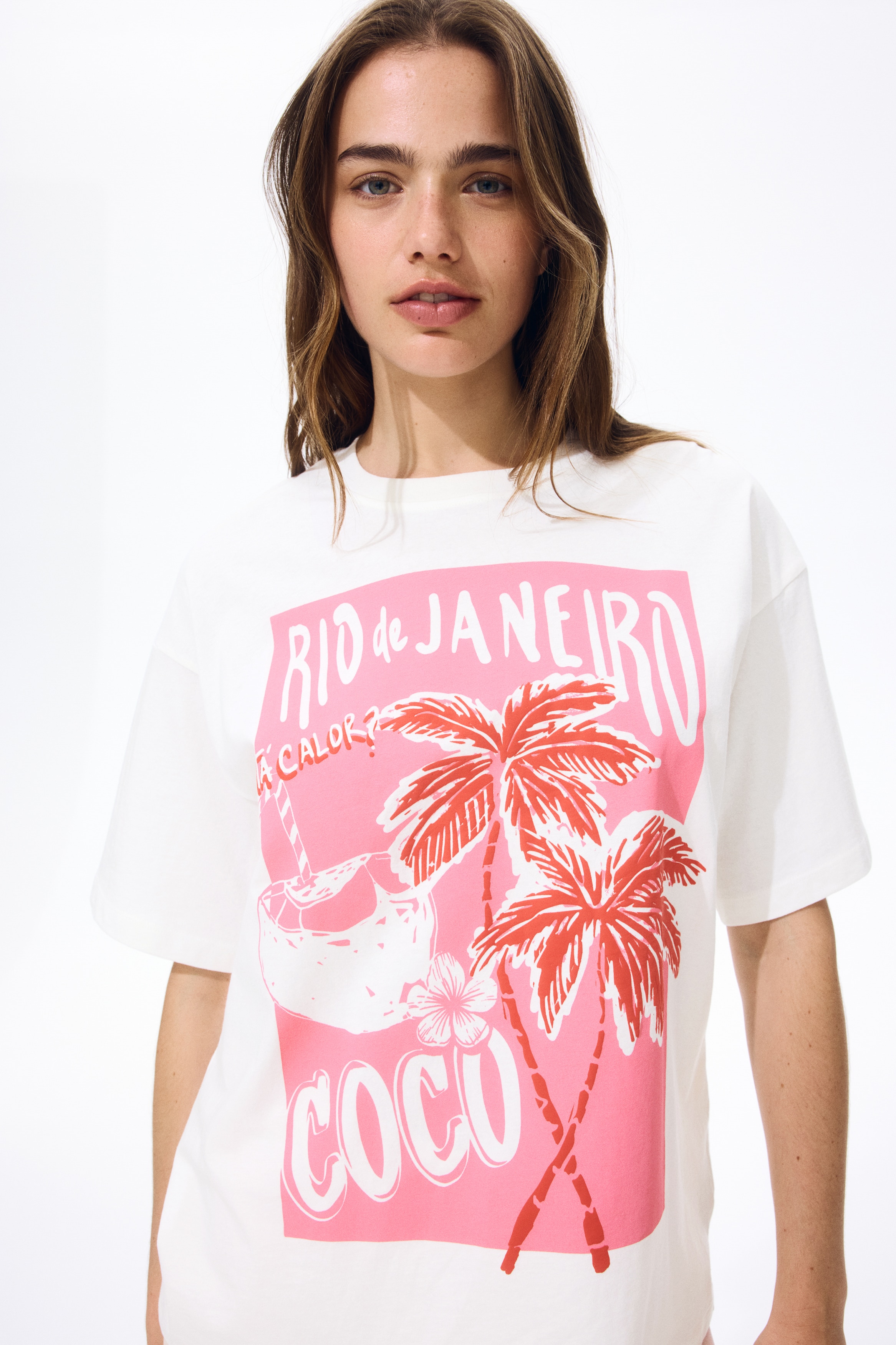 T-shirt oversize z nadrukiem motywuModel