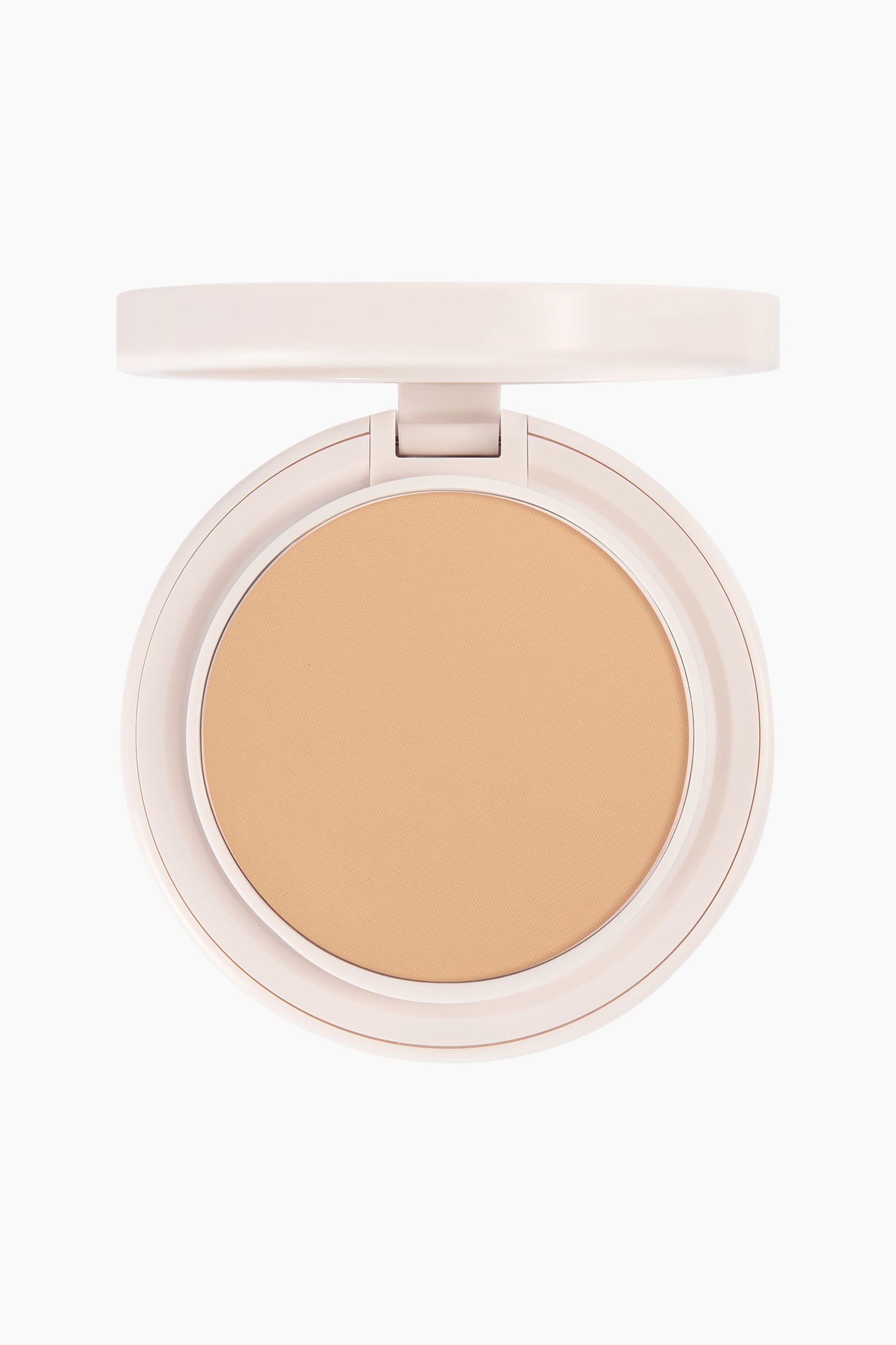 Se større billede: Natural Blur Powder Foundation vises i en åben, rund, lyserød pudderdåse vendt fremad. Dåsens låget er åbent og viser et glat, beige-tonet presset pudder inden i den cirkulære ramme.