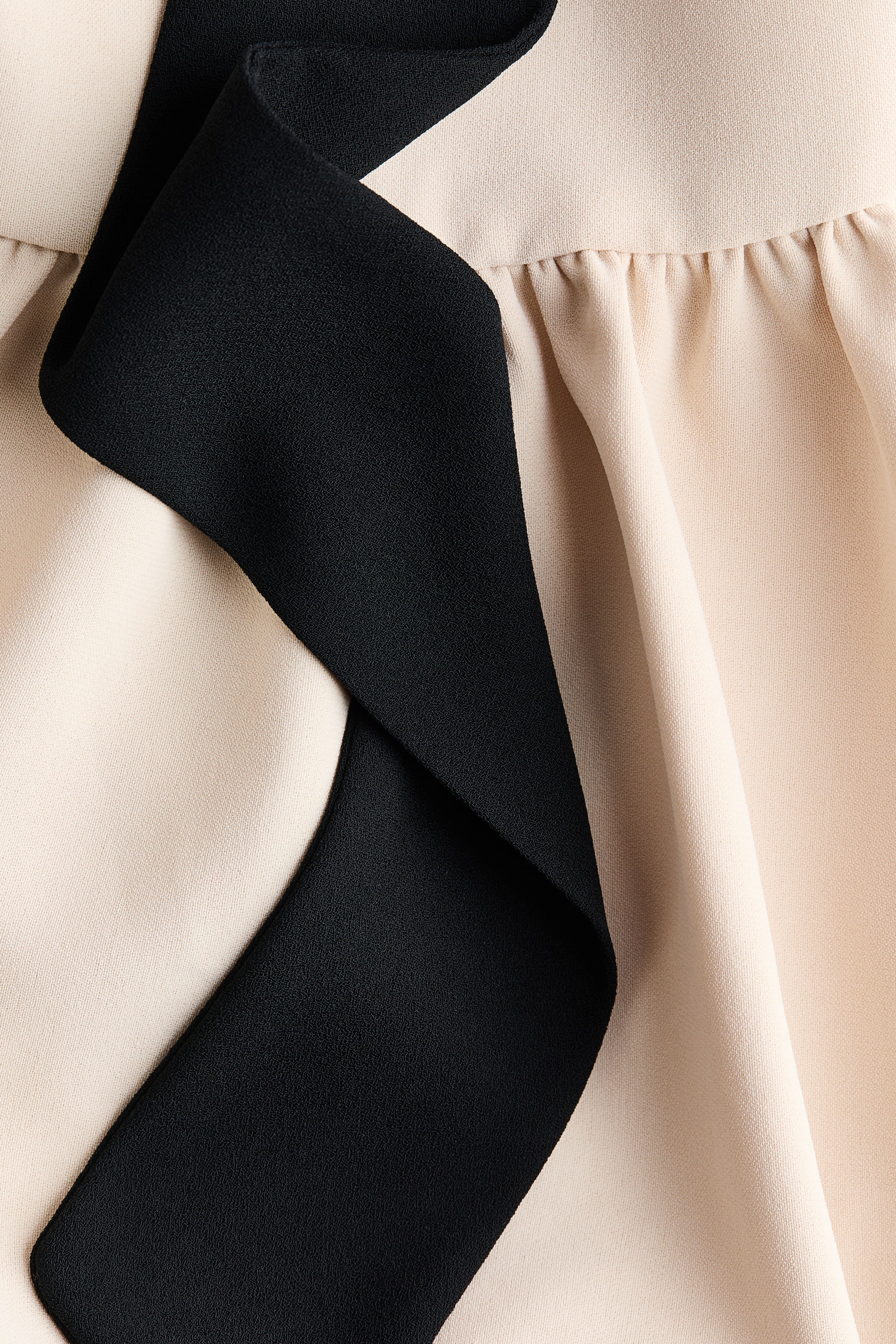 Zobrazit větší obrázek: Bubble-hem halterneck top - Světle béžová - ŽENY | H&M CZ 6