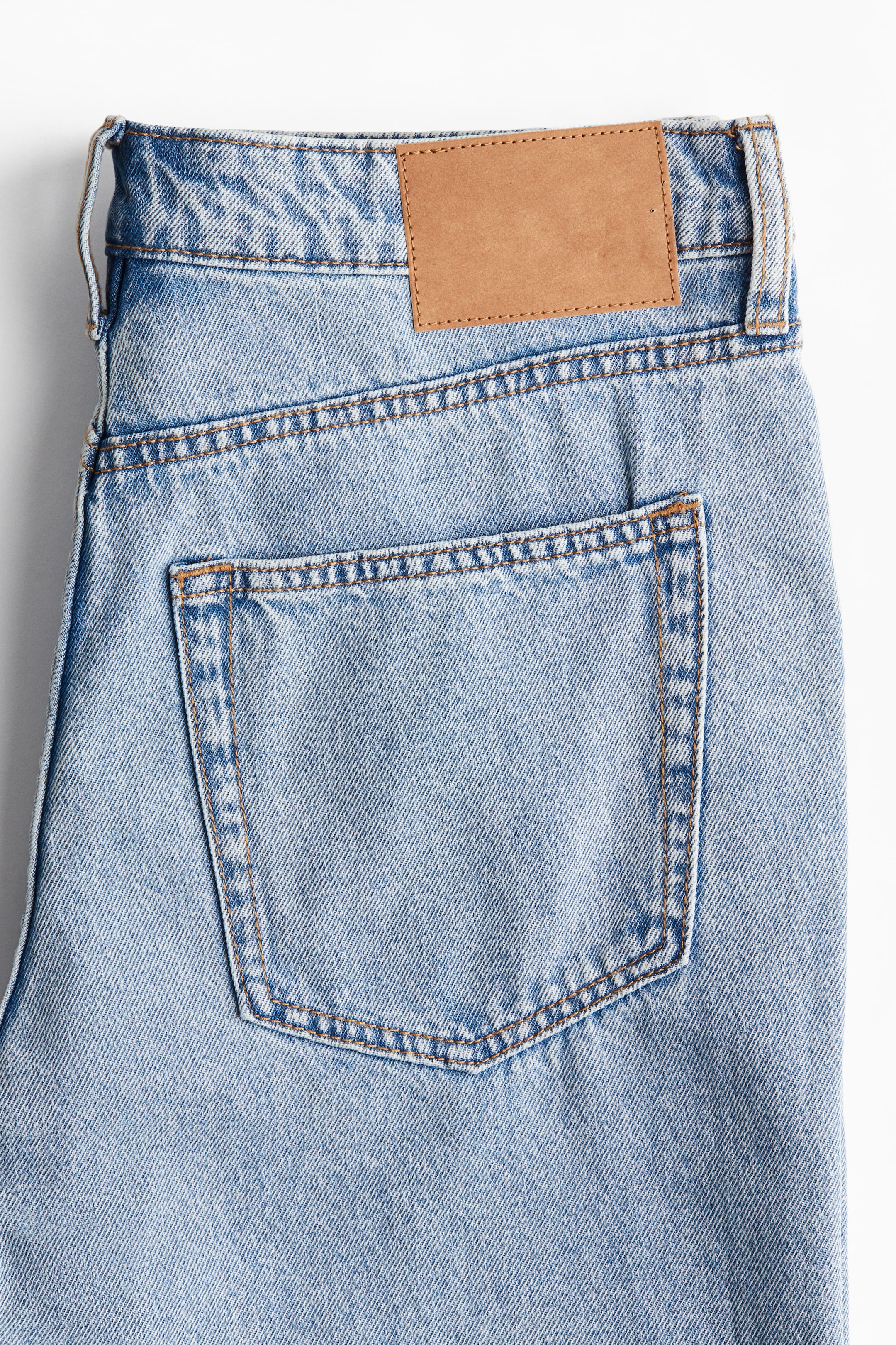 Short taille basse au genou en denim