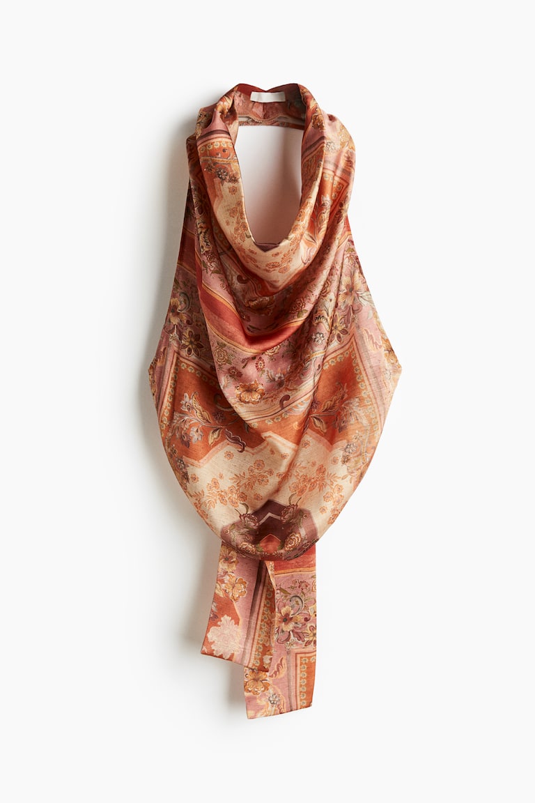 Top sa halter izrezom