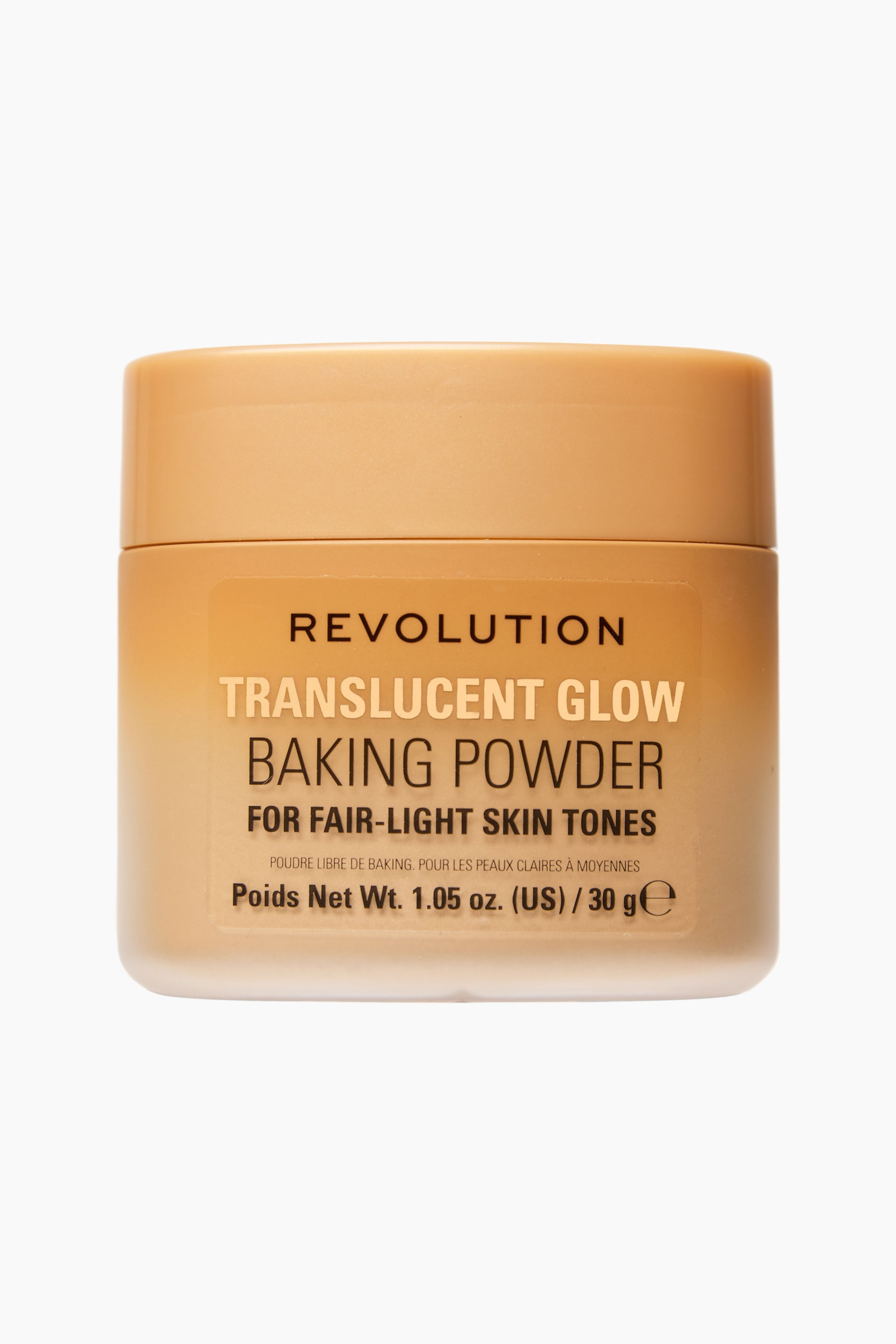 Visa större bild: En Revolution Translucent Glow Baking Powder-burk står framåt och har ett ljusgyllenbrunt skruvlock. Burkens kropp visar en övergång från ljusgyllenbrun upptill till frostad genomskinlig vit nedtill, med produktdetaljer som visas på framsidan i svart och gyllenvit text.