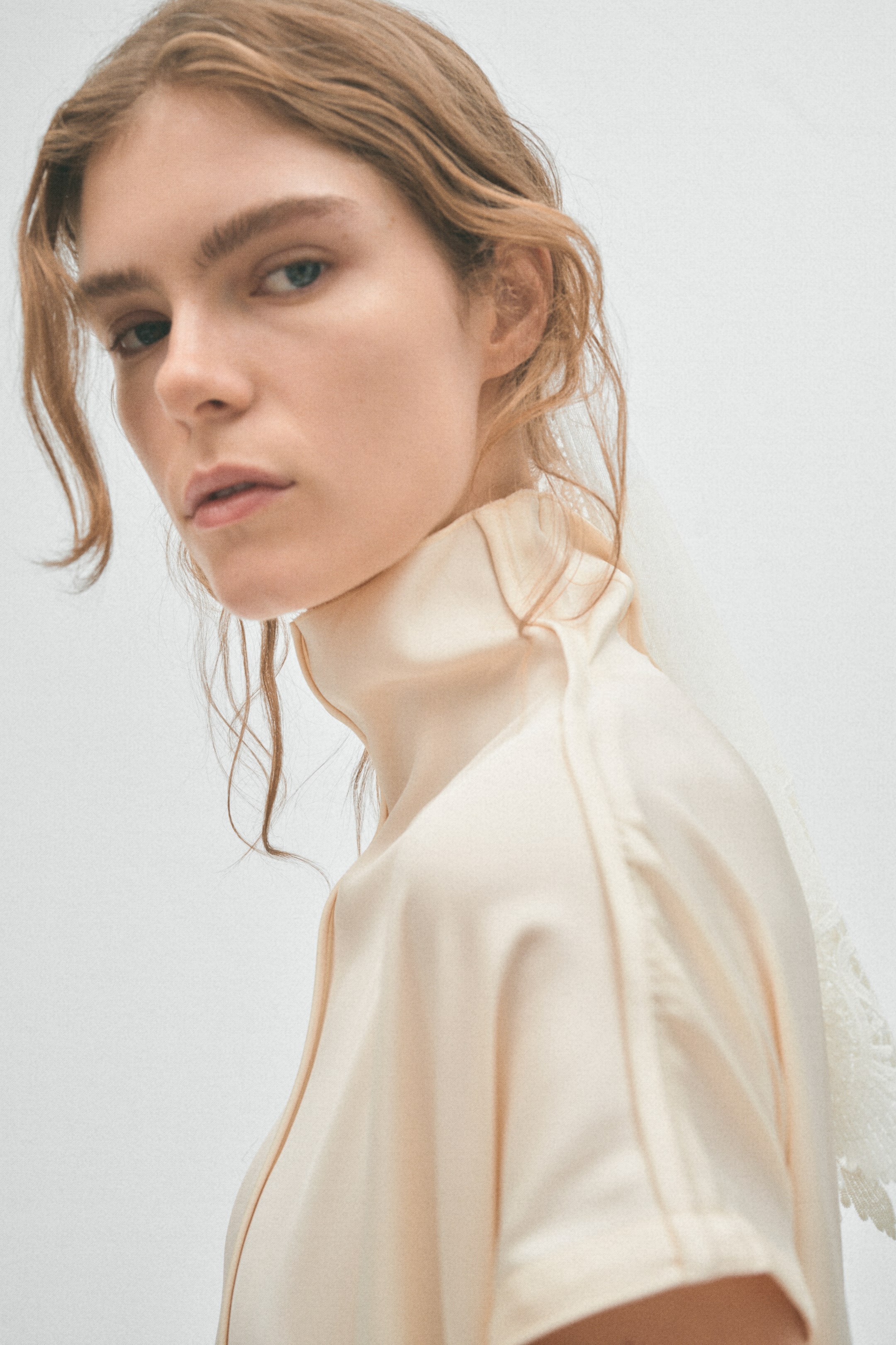 Robe en satin avec col montant