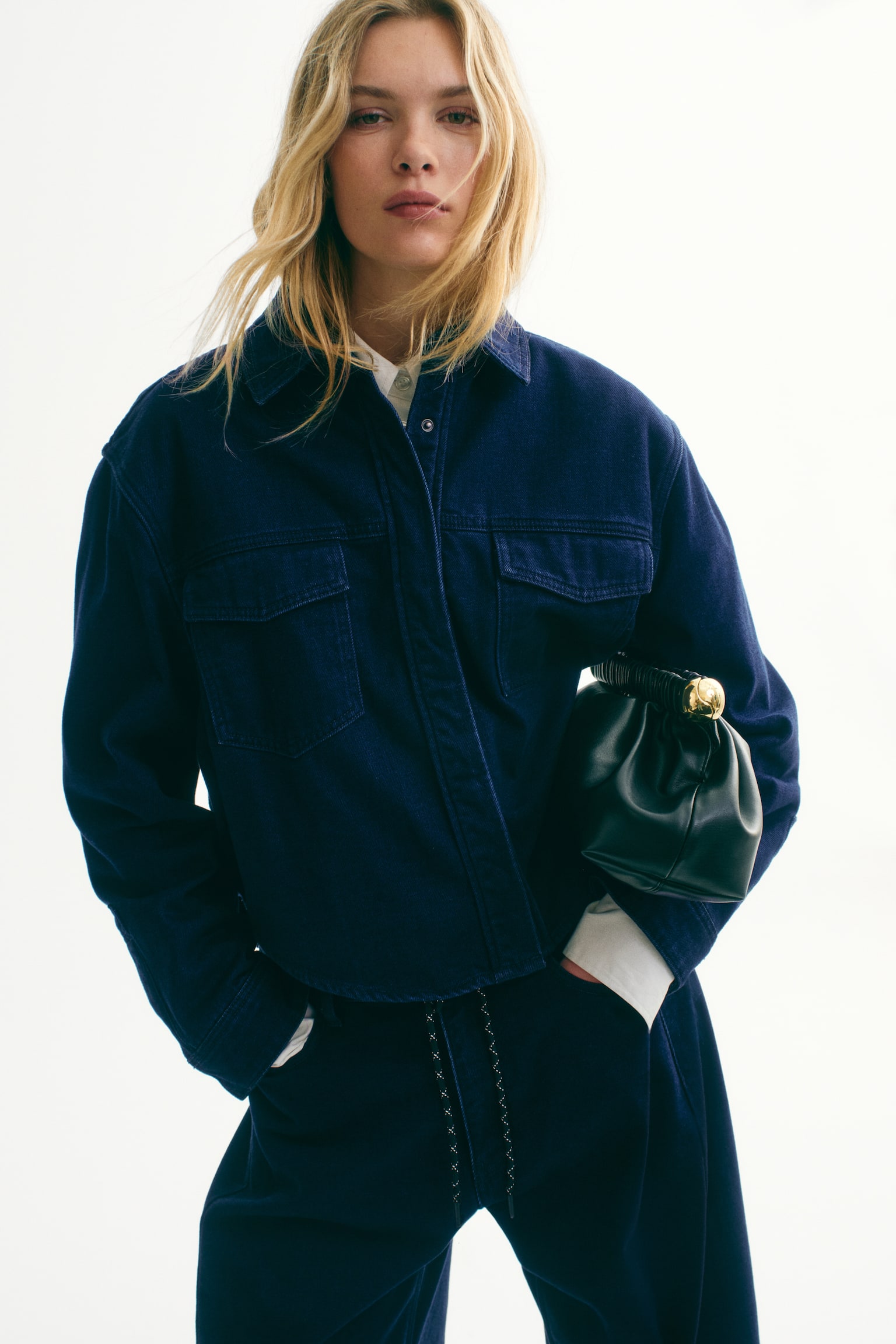 Женская рубашка H&M Denim Shirt, цвет: Тёмный джинсовый синий — фото 2
