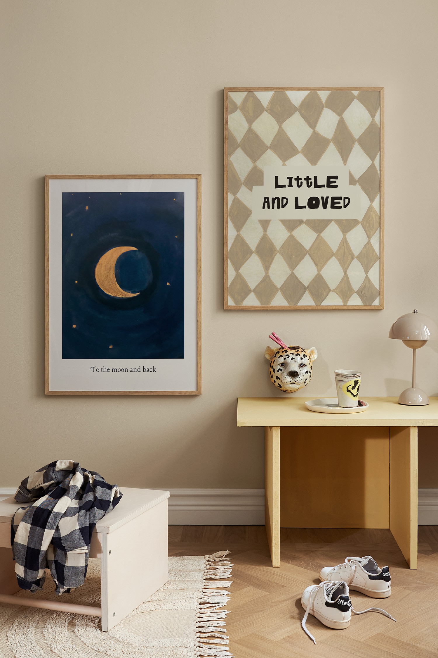 Een kunstprint met een geschilderde donkerblauwe nachtelijke hemel met een gouden wassende maan en kleine gouden sterren, omlijst door een brede witte rand. De tekst âTo the moon and backâ staat in een serif-lettertype gecentreerd onder de afbeelding.