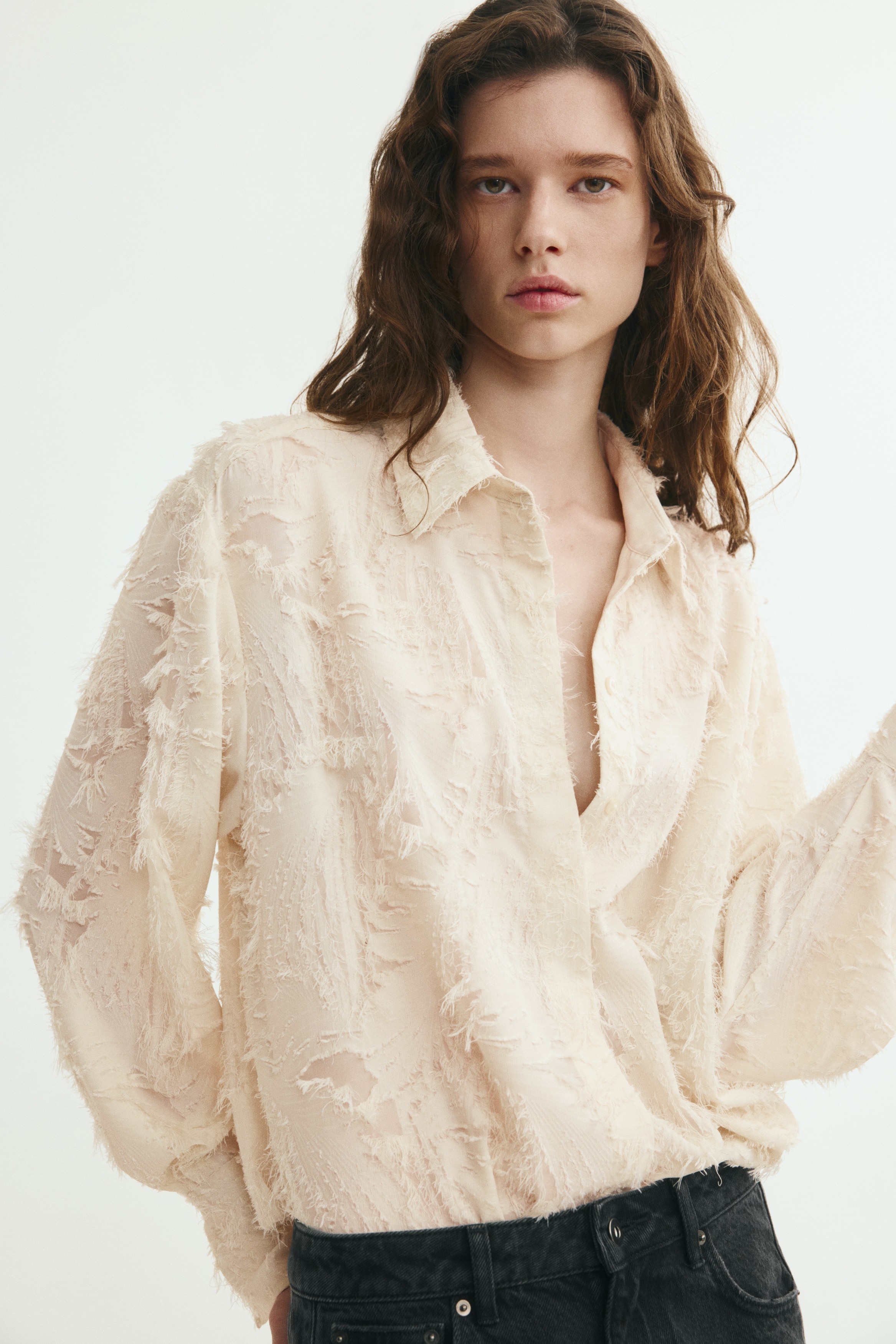 Má»t chiáº¿c Ã¡o sÆ¡ mi tay dÃ i mÃ u kem, dá»t jacquard sá»n cÃ³ káº¿t cáº¥u, Äang ÄÆ°á»£c treo vÃ  hÆ°á»ng máº·t trÆ°á»c. Ão cÃ³ cá» Äiá»n, náº¹p cÃºc giáº¥u phÃ­a trÆ°á»c, cá» tay Ã¡o cÃ i cÃºc vÃ  váº¡t Ã¡o bo trÃ²n.