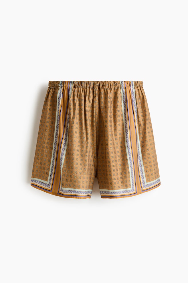 Bedruckte Shorts aus Viskosegemisch - Dunkelbeige/Gemustert - 1