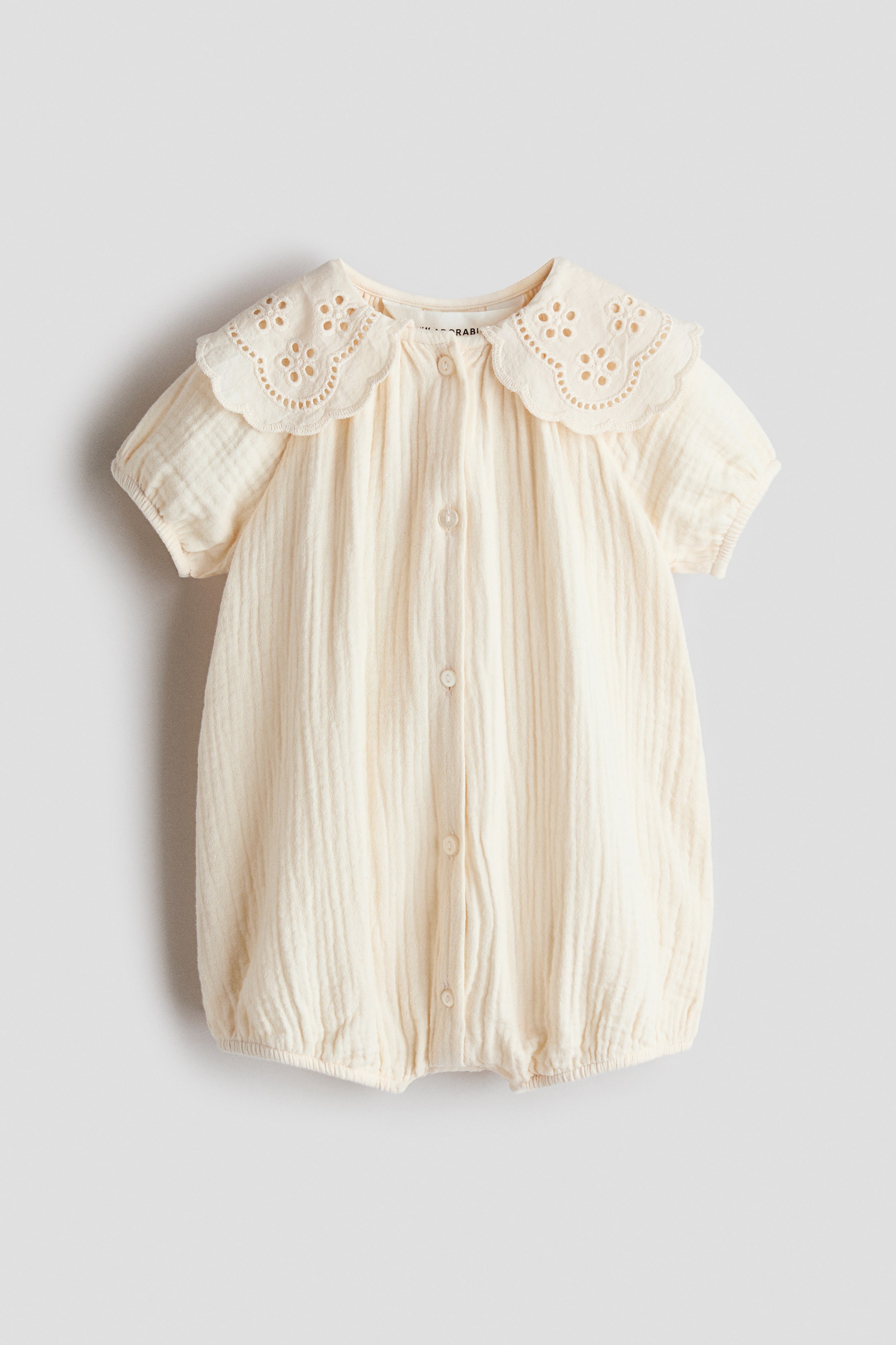 Näytä suurempi kuva: Cotton muslin romper suit - Kermanvaalea - Kids | H&M FI 1
