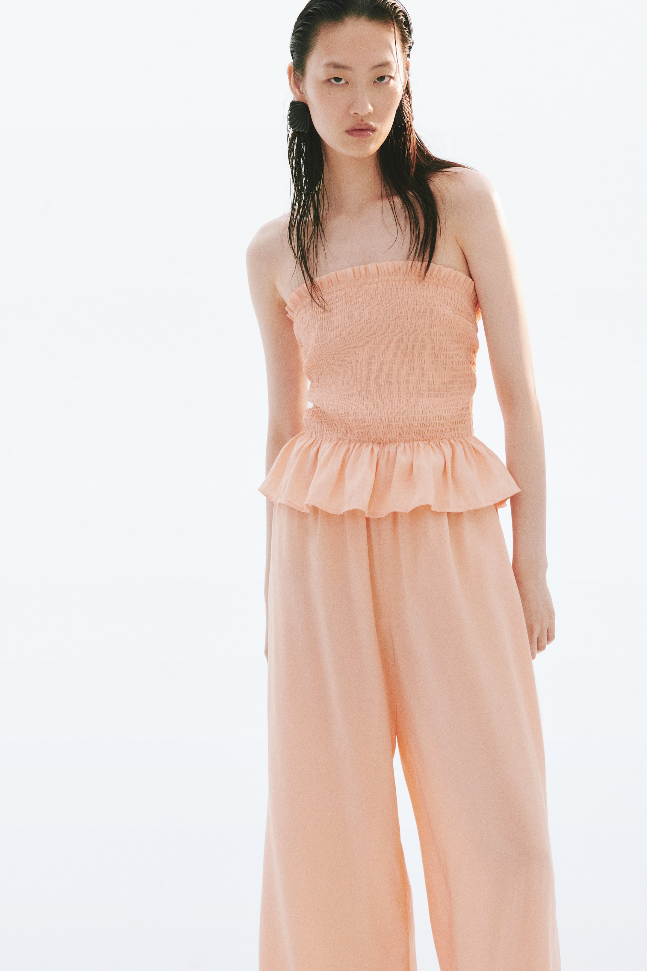 Женские комбинезоны H&M Smocked Bandeau Jumpsuit — фото 4