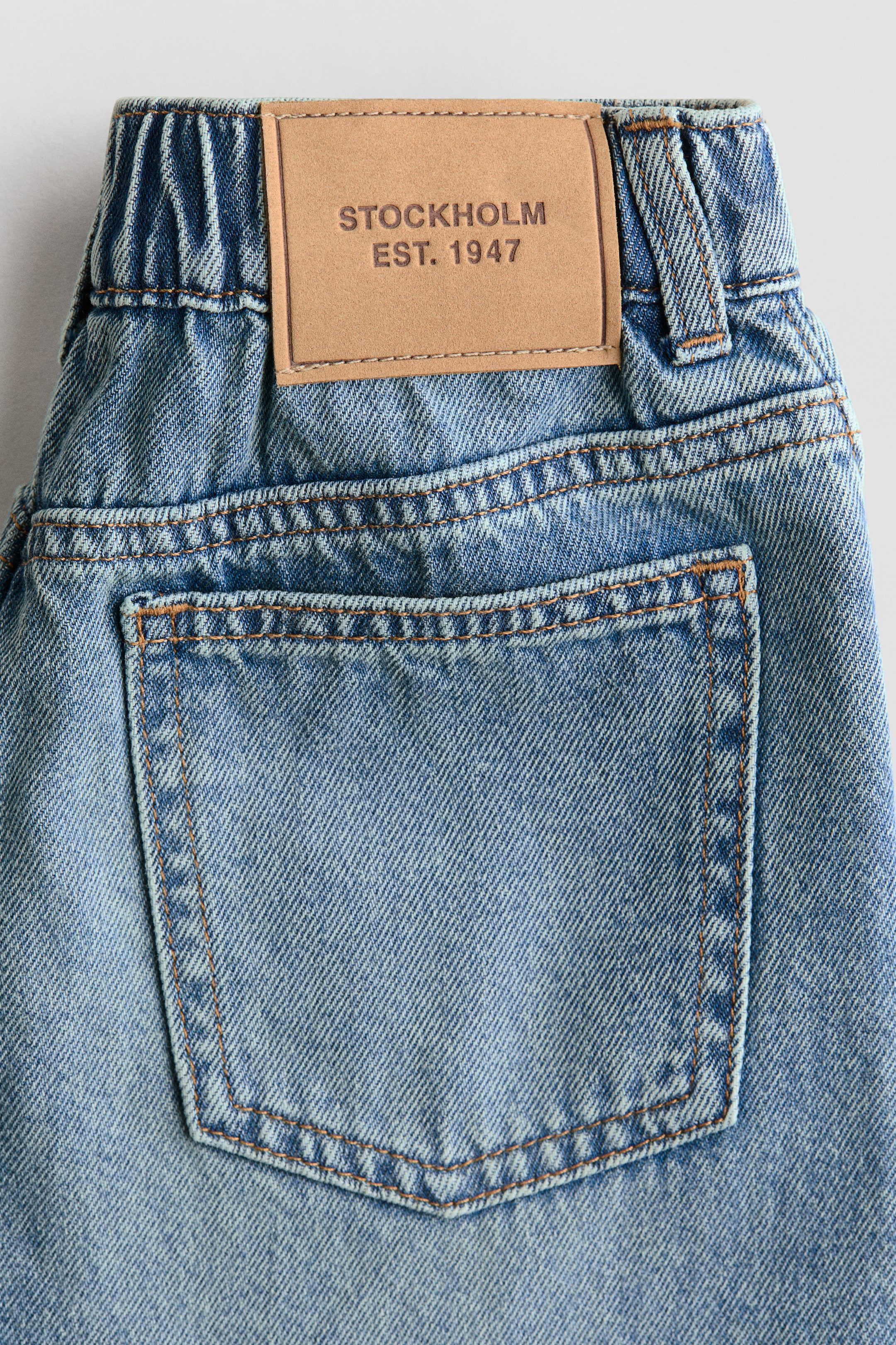 Loose-Fit Barrel-Leg Jeans