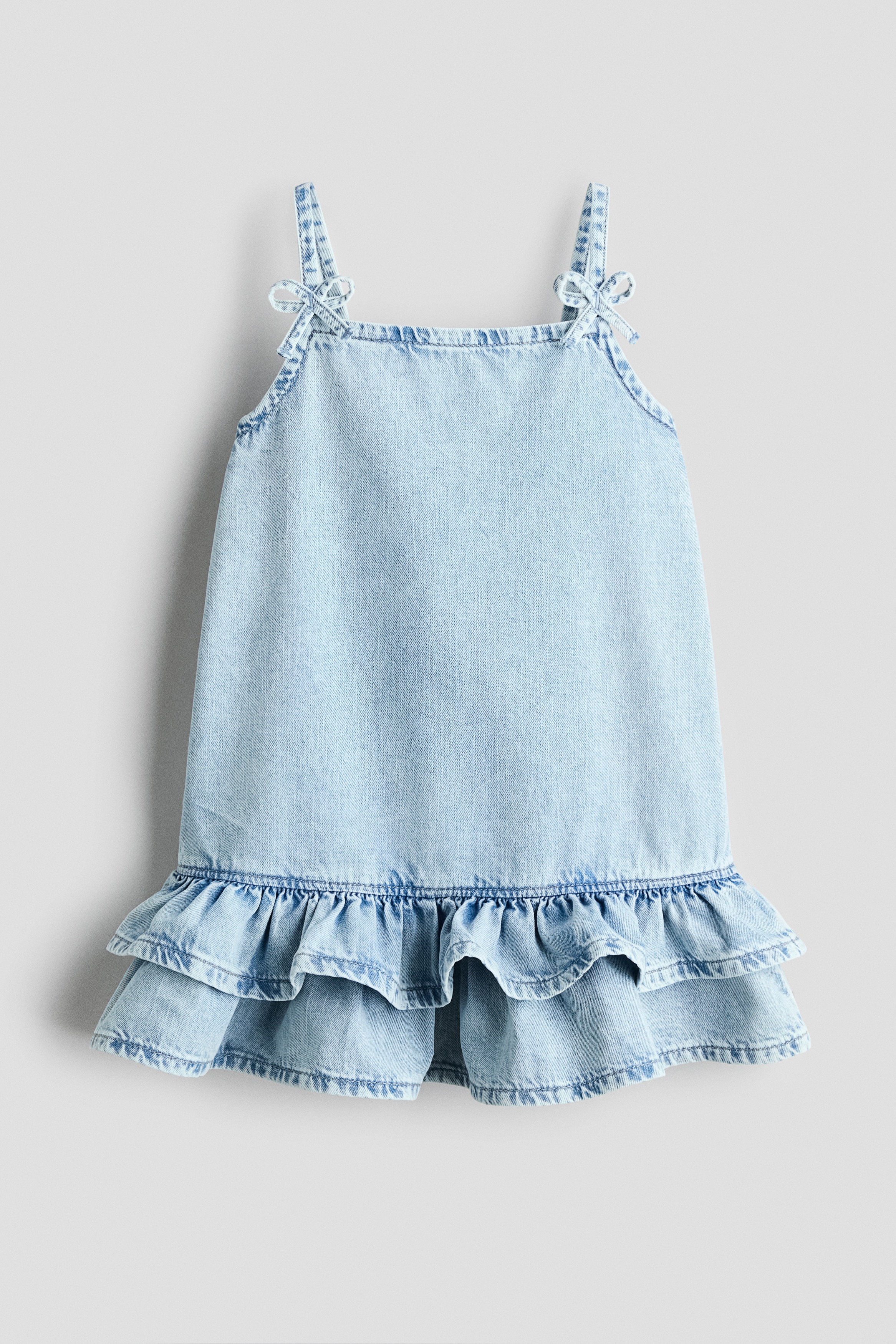 Denimkjole med sløyfeModell