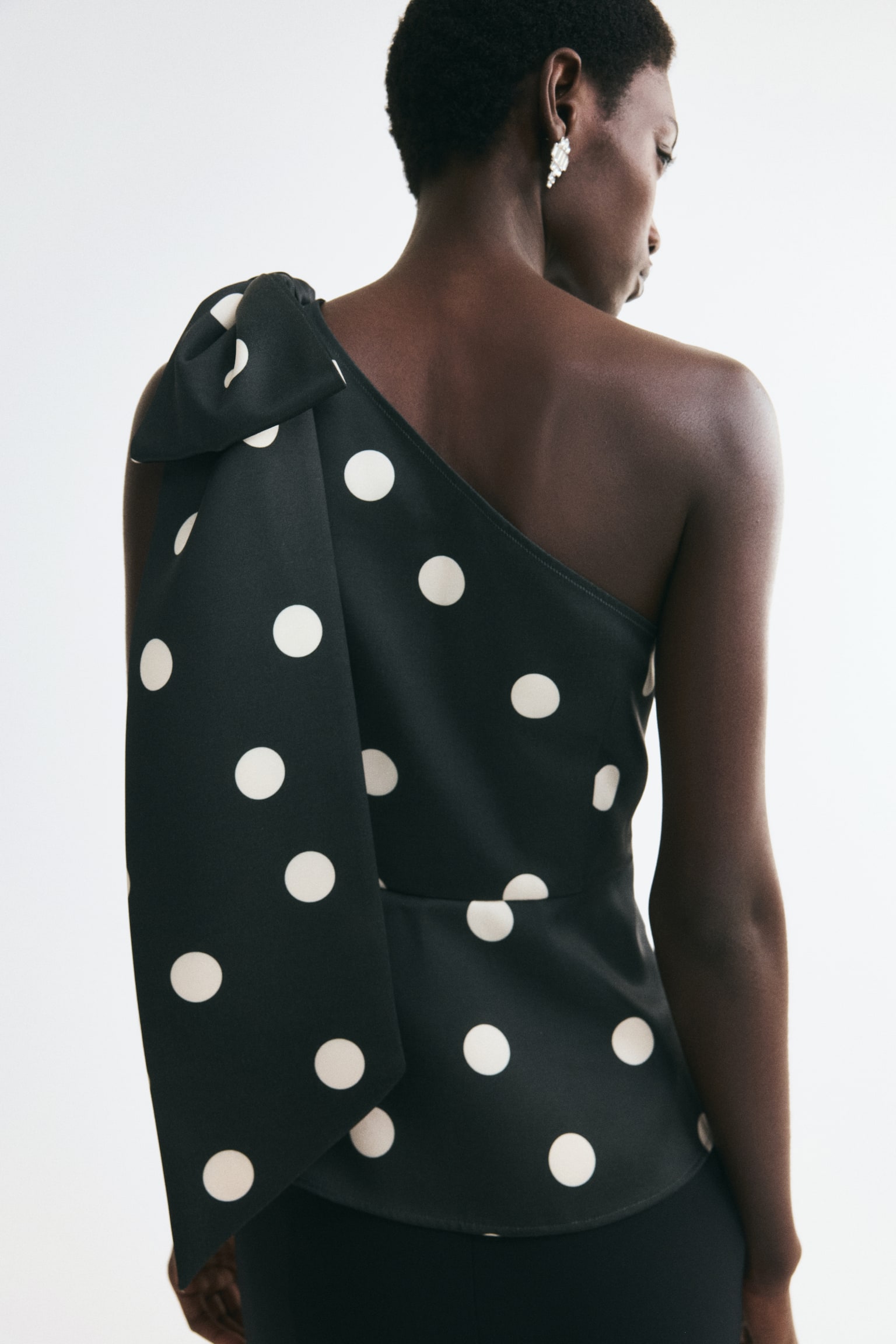 Женский топ H&M Bow-Detail One-Shoulder, цвет: Чёрный / В горошек — фото 5