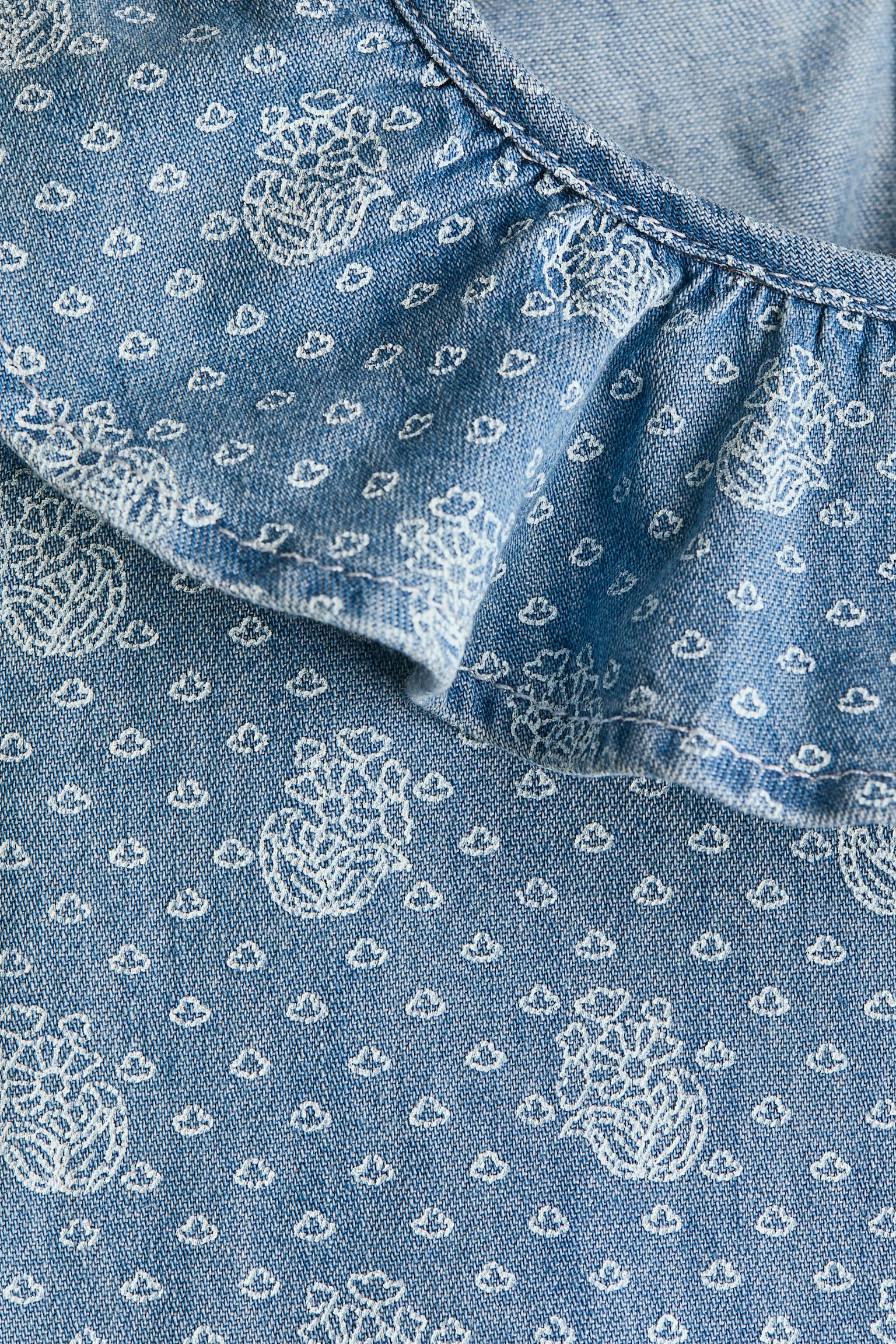 Детское платье H&M Printed Denim Dress, цвет: Джинсовый синий / С принтом — фото 2