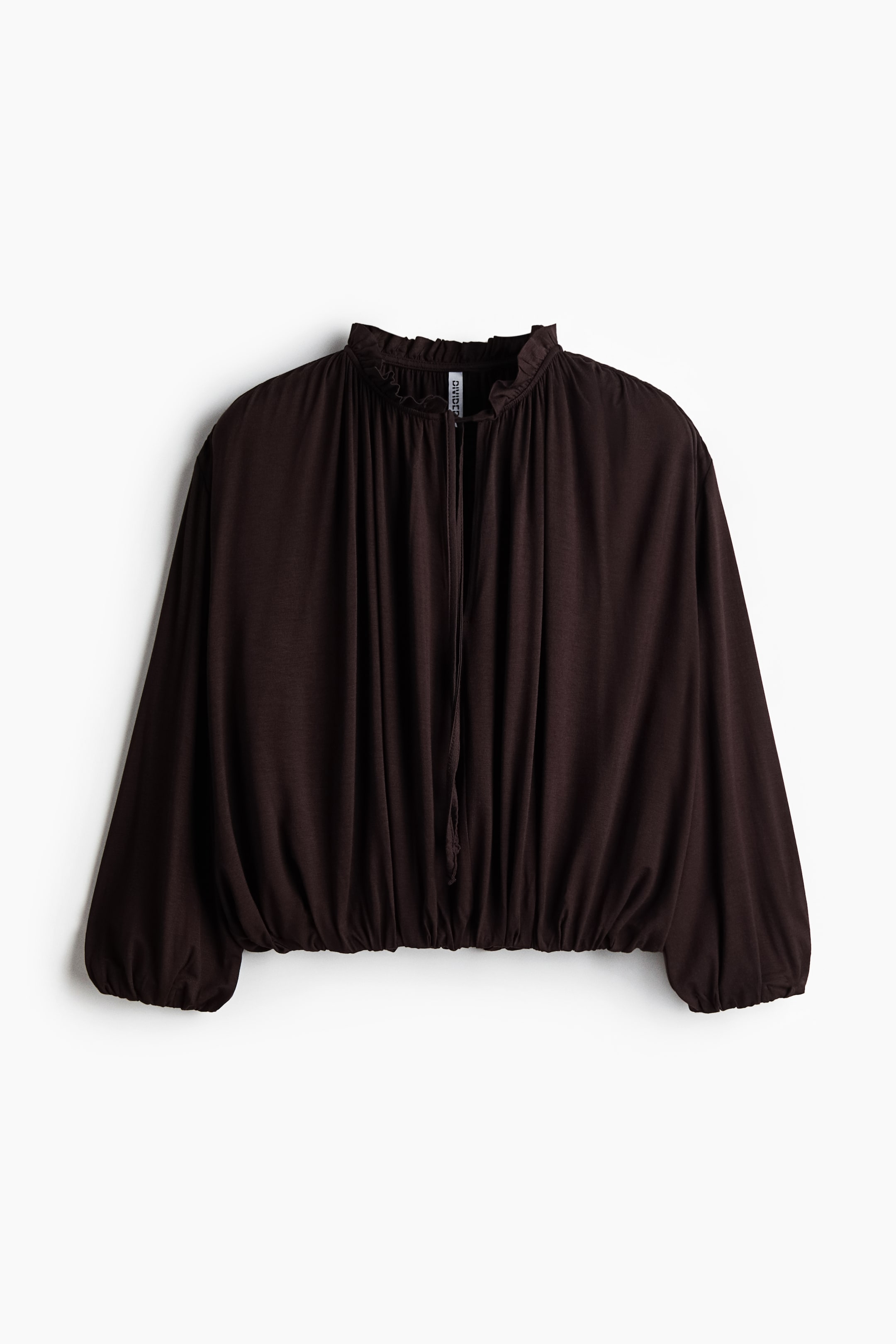 Ingrandisci l'immagine: Una blusa marrone scuro, vista FRONT, presenta uno scollo alto arricciato con chiusura a laccetto, maniche lunghe voluminose e un orlo arricciato con elastico.
