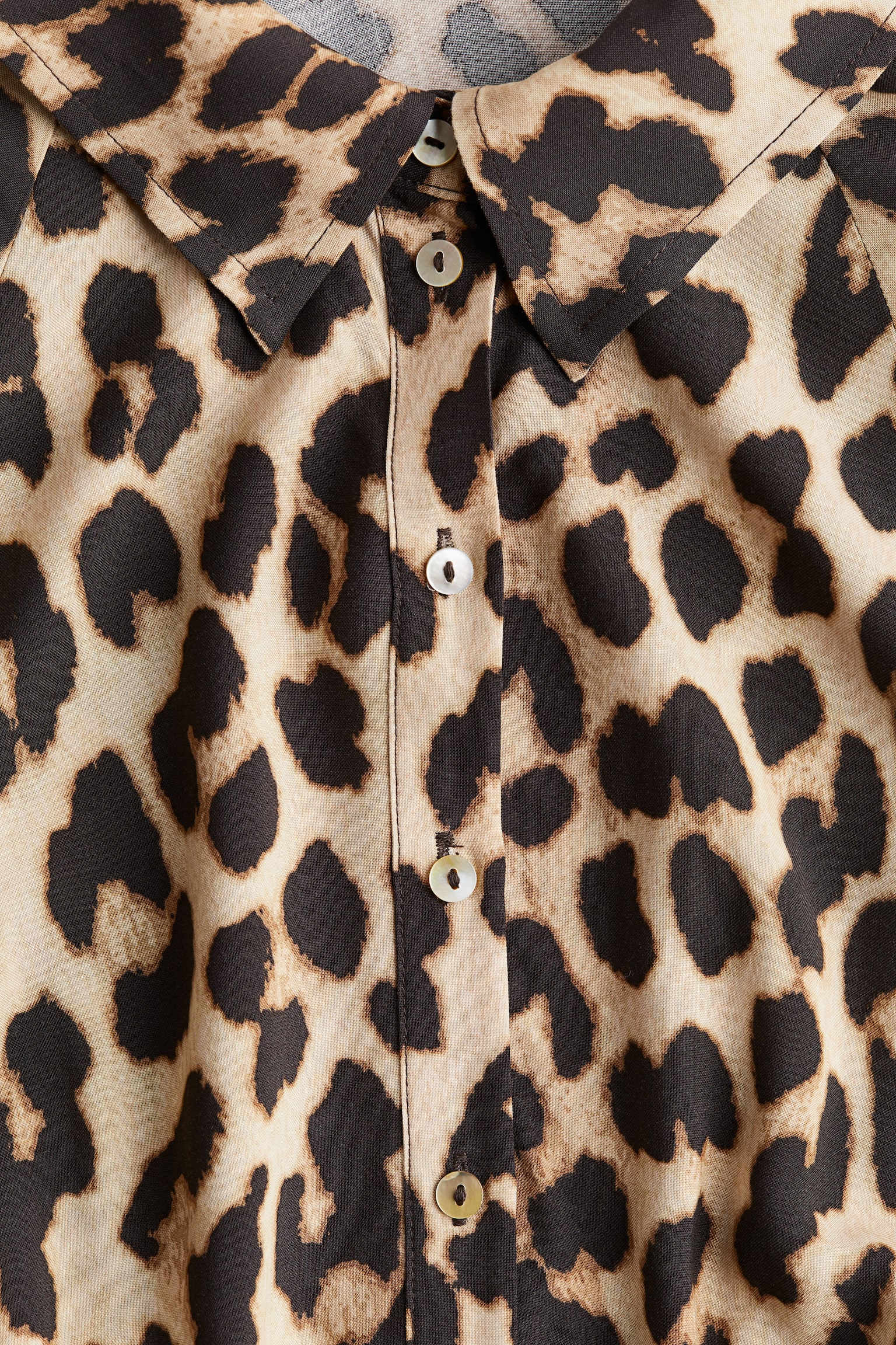 Женское платье H&M Tie-Belt Shirt Dress, цвет: Бежевый / Леопардовый с принтом, вариант 1 — фото 2