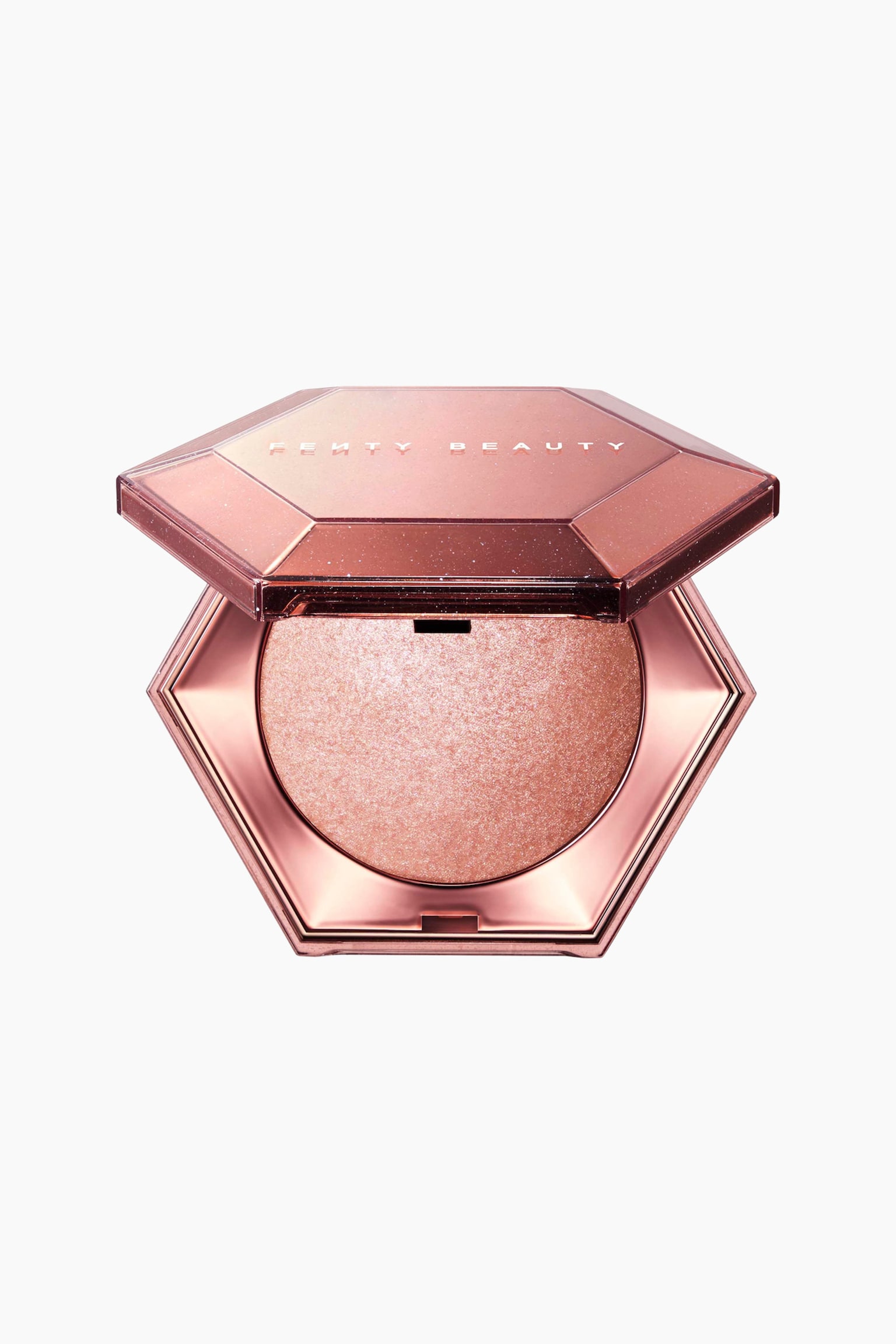 Diamond Bomb All-over Diamond Veil prÃ¦senteres i en forfra-vinkel af et Ã¥bent, sekskantet metallisk rosaguld-kompaktetui. Det facetslebne lÃ¥g viser brandnavnet "FENTY BEAUTY" og afslÃ¸rer en kuppel af skinnende rosaguld highlighter-pudder indeni.