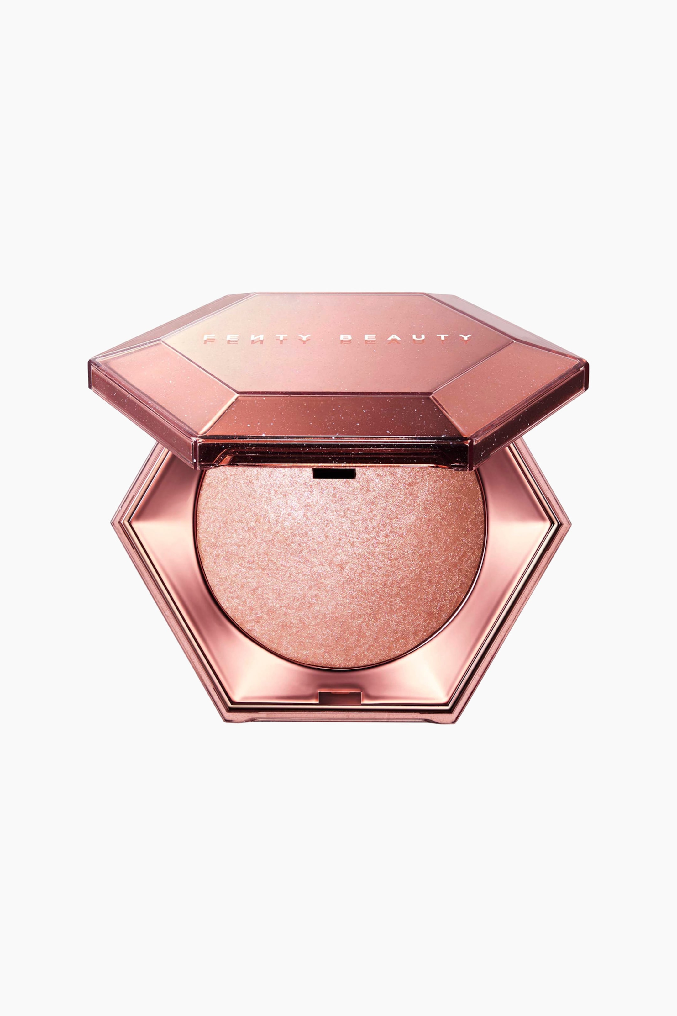 Visa större bild: Diamond Bomb All-over Diamond Veil visas i en framåtriktad vy av en öppen, sexkantig metallisk roséguldskompakt. Det fasetterade locket visar varumärkesnamnet "FENTY BEAUTY" samtidigt som det avslöjar en kupol av skimrande highlighterpuder i roséguld inuti.
