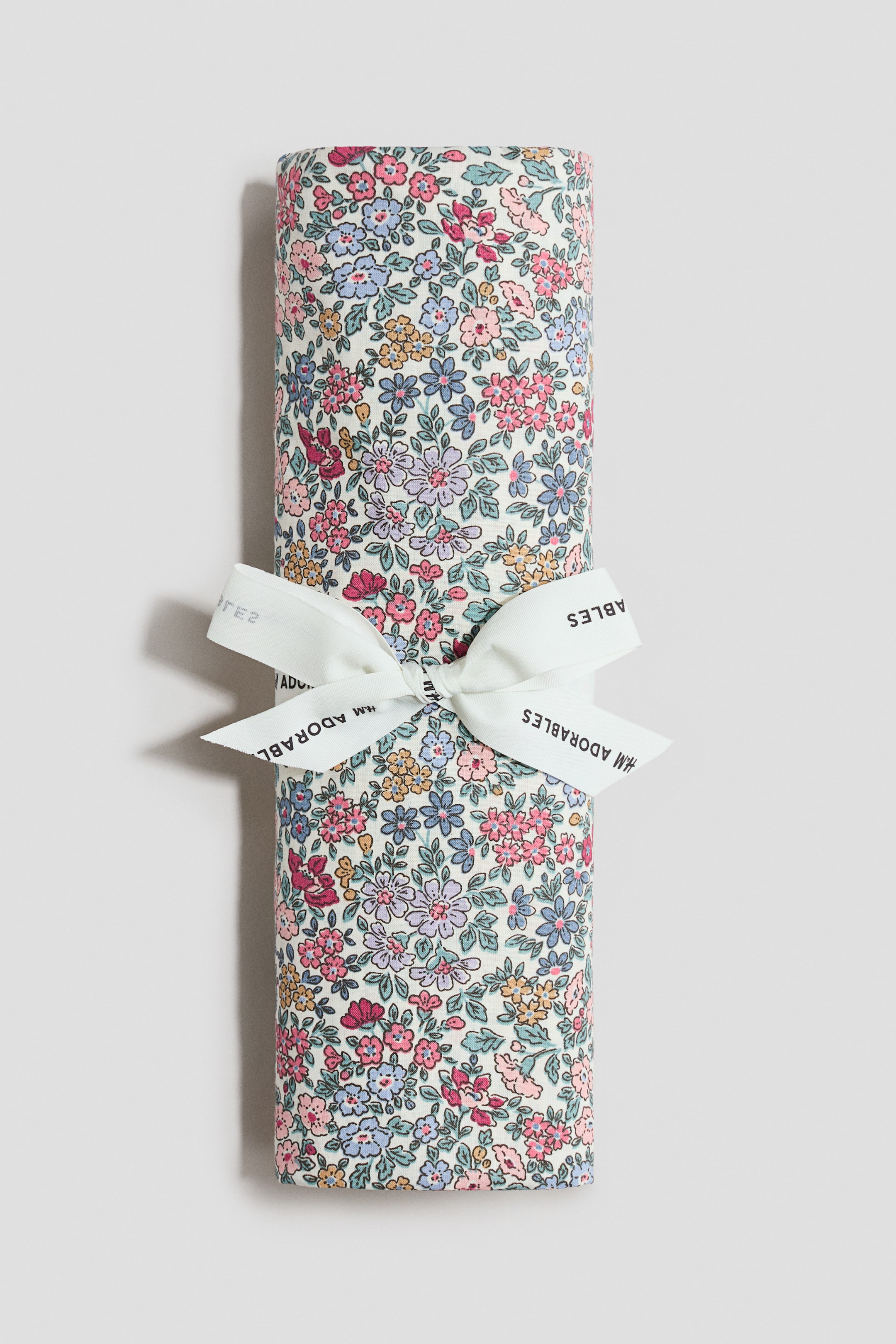 Visa större bild: Dra-på-lakan i bomull för spjälsäng - Crèmevit/Blommig - Home All | H&M FI 1