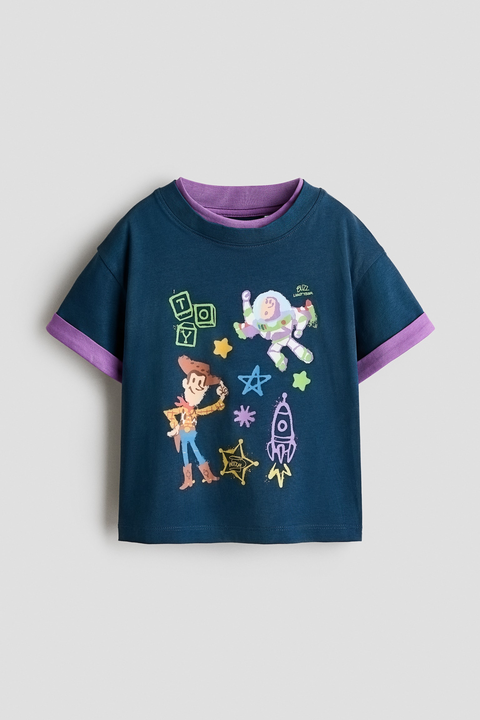 Áo thun in hình kiểu xếp lớp - Màu xanh dương đậm/Toy Story/Màu đen/Chuột Mickey/Màu đen/Toy Story/Màu tím nhạt/Toy Story/Màu trắng/Toy Story/Màu kem/Chuột Mickey - 1