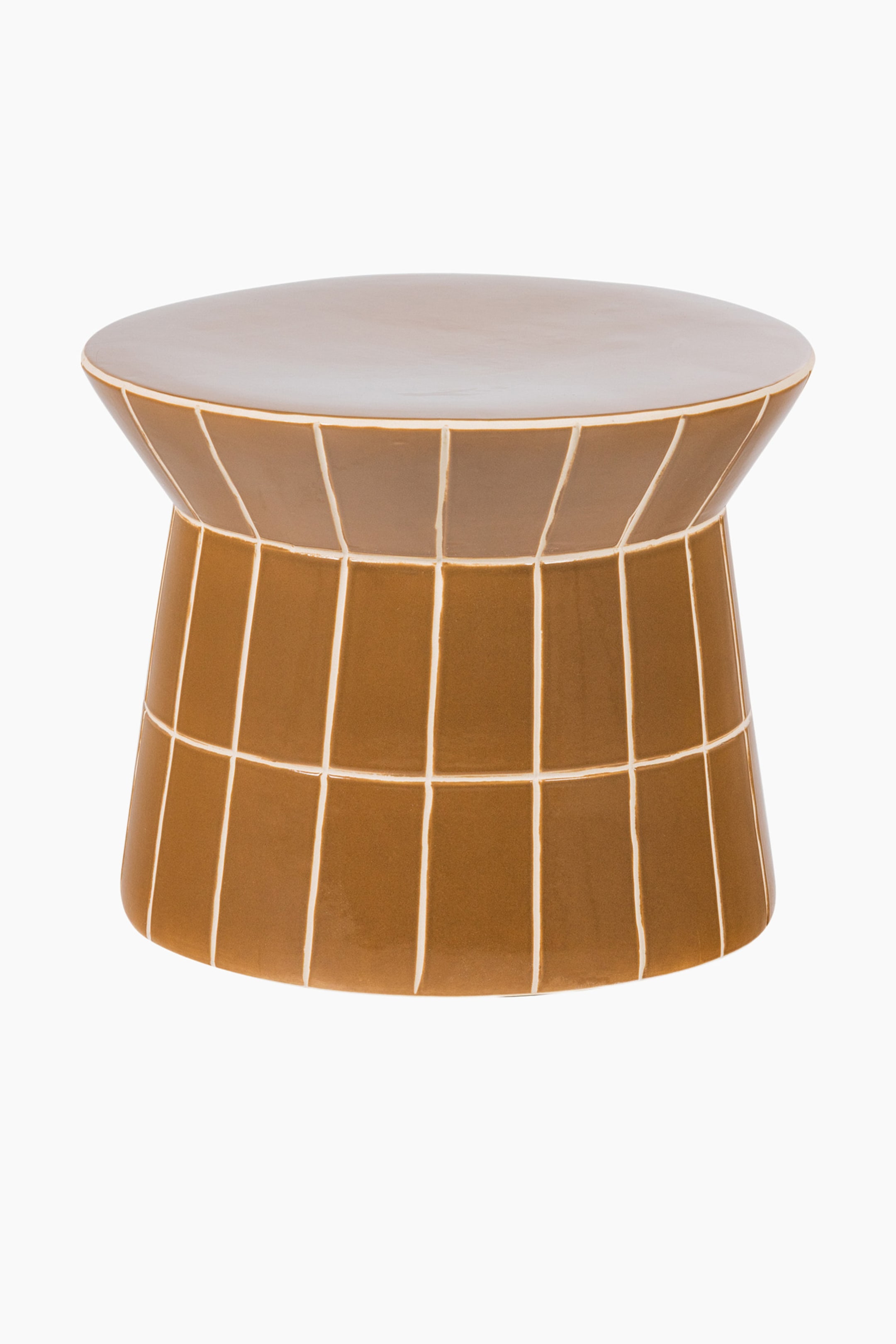 Größeres Bild anzeigen: Ein brauner Keramikhocker präsentiert eine flache, hellbeige Oberseite. Sein Körper verjüngt sich nach unten und zeigt ein Gittermuster, das durch erhabene, helle Linien entsteht.