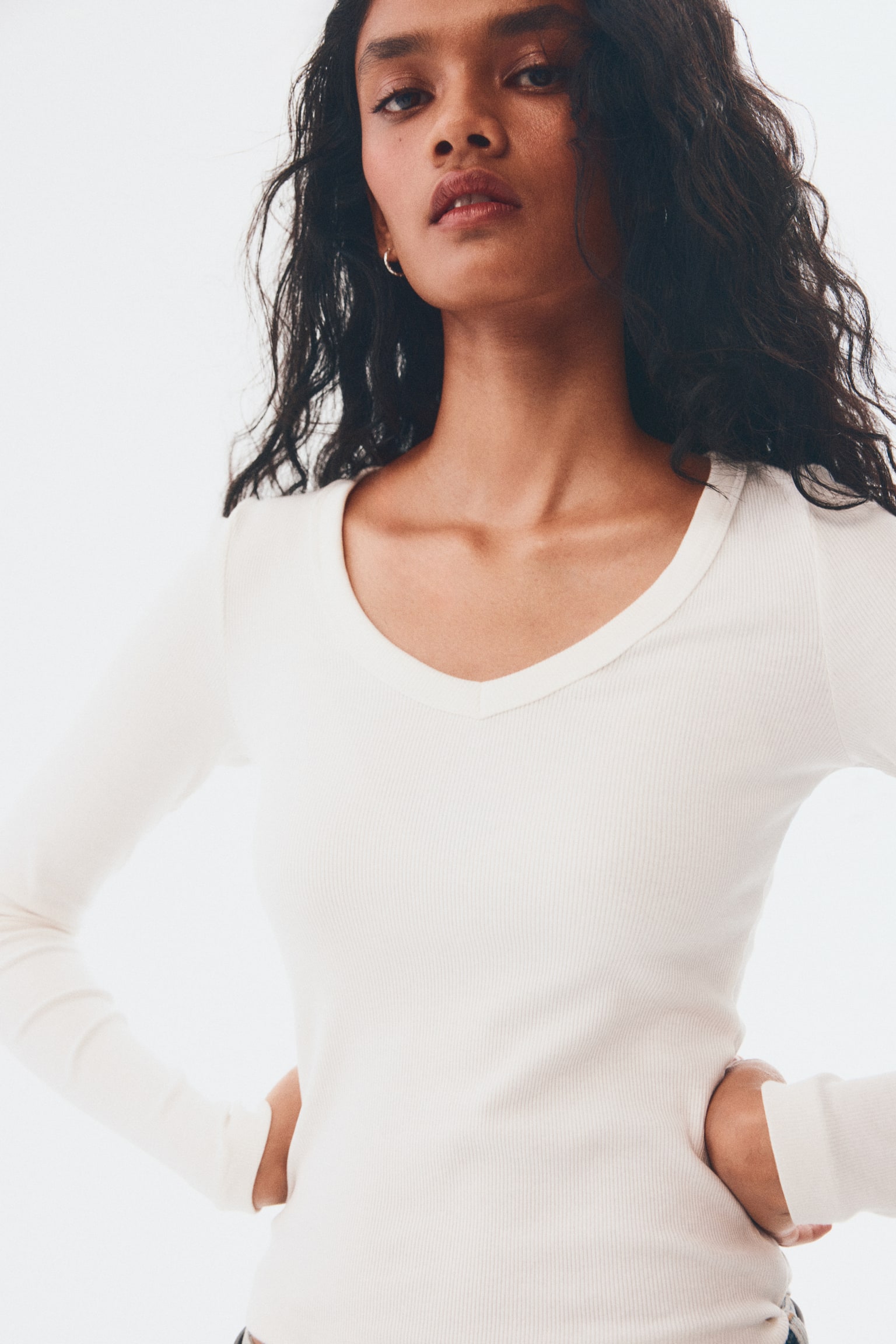 Baumwollshirt mit V-Ausschnitt - Weiß/Braun/Weiß gestreift/Dunkelblau - 6