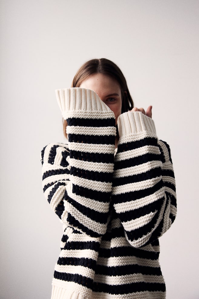 Sweter w ażurowy splot - Kremowy/Czarne paski/Czarny - 5