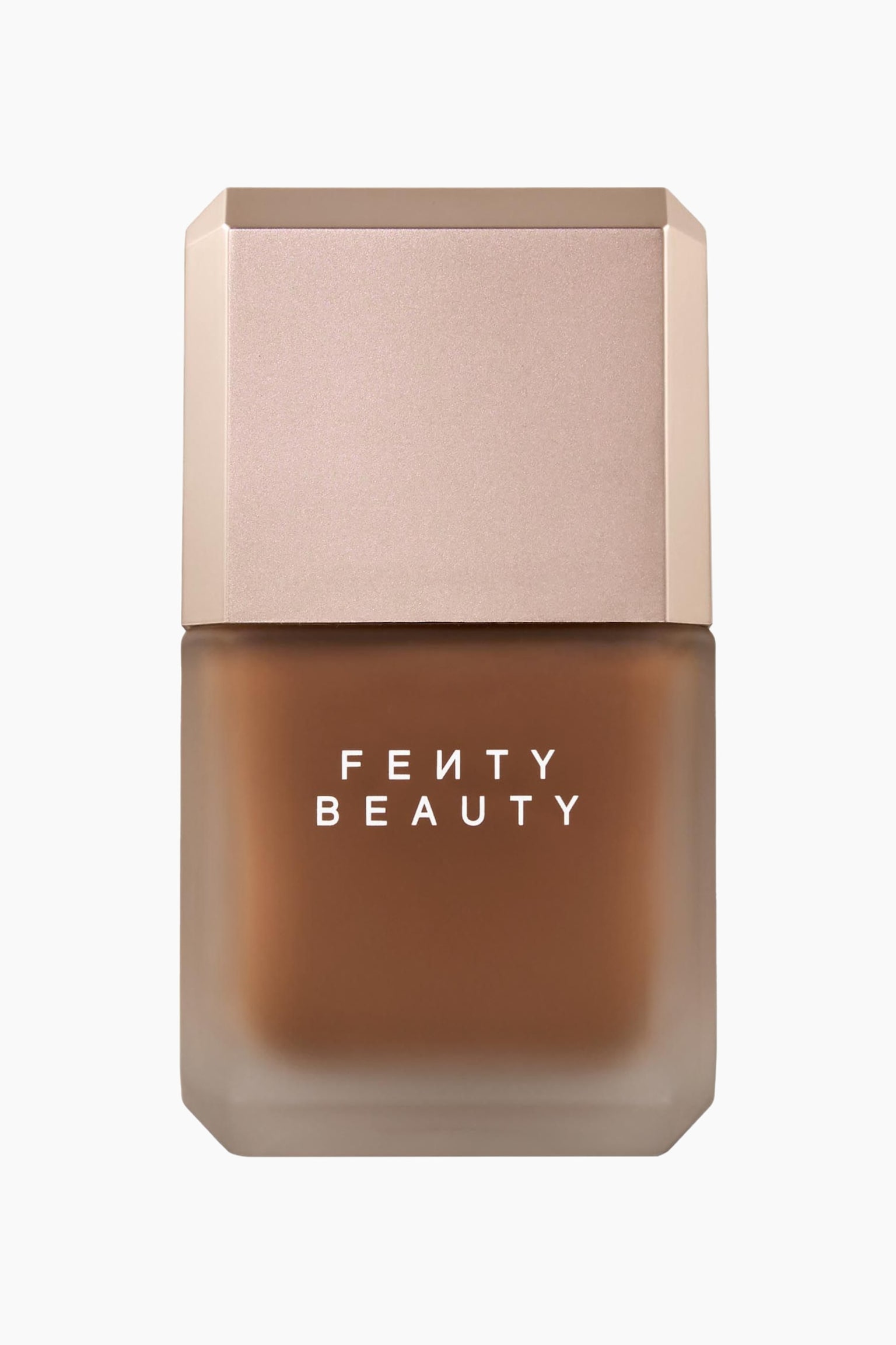 Pro Filt'r Fluid Flex Matte Longwear Foundation stÃ¥r oprejst i en frontvendt position og har en matteret glasflaske med affasede kanter og en metallisk, lyserÃ¸d hÃ¦tte. Den gennemsigtige flaske afslÃ¸rer en dybbrun nuance af flydende foundation og viser det hvide "FENTY BEAUTY"-logo pÃ¥ forsiden. - 1