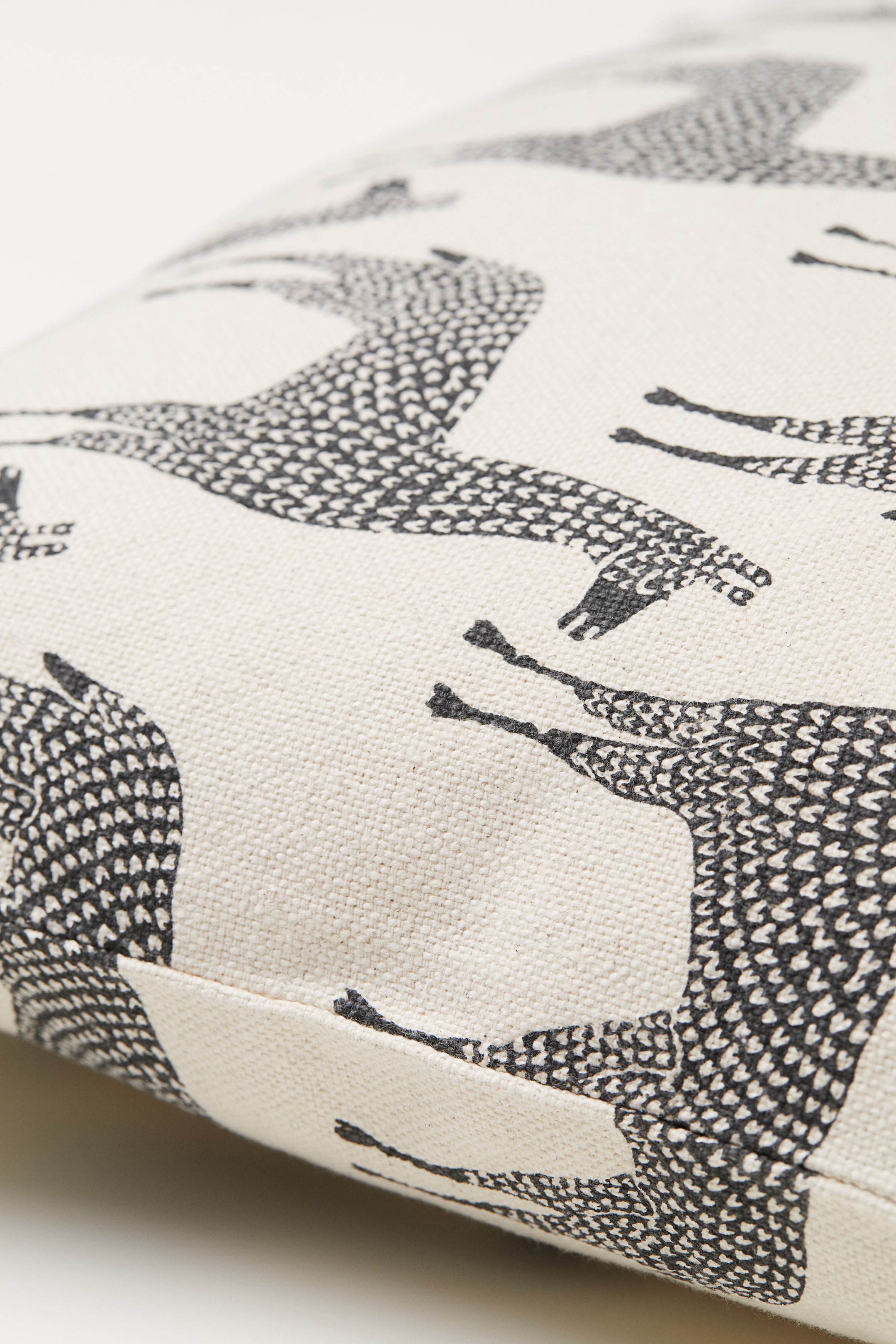 Nagyobb kép megtekintése: Mintás pamut díszpárnahuzat - Természetes fehér/lámák - HOME | H&M HU 2