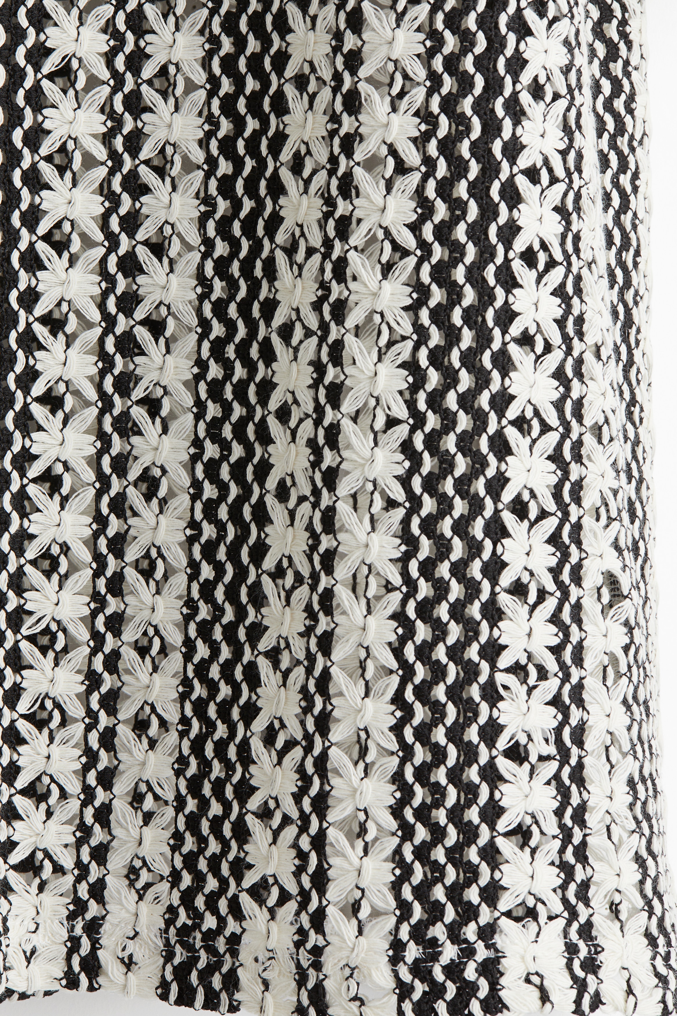 Hole-patterned collared top
