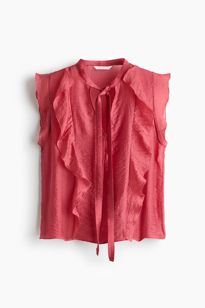 Een mouwloze blouse in een roodroze lyocell-mix weefsel met een sjaalkraag en een V-vormige opening aan de voorkant. Brede, overlockte ruches lopen rond de armsgaten en langs de voorkant, en gaan verder over de schouders en naar beneden aan de achterkant. - 1