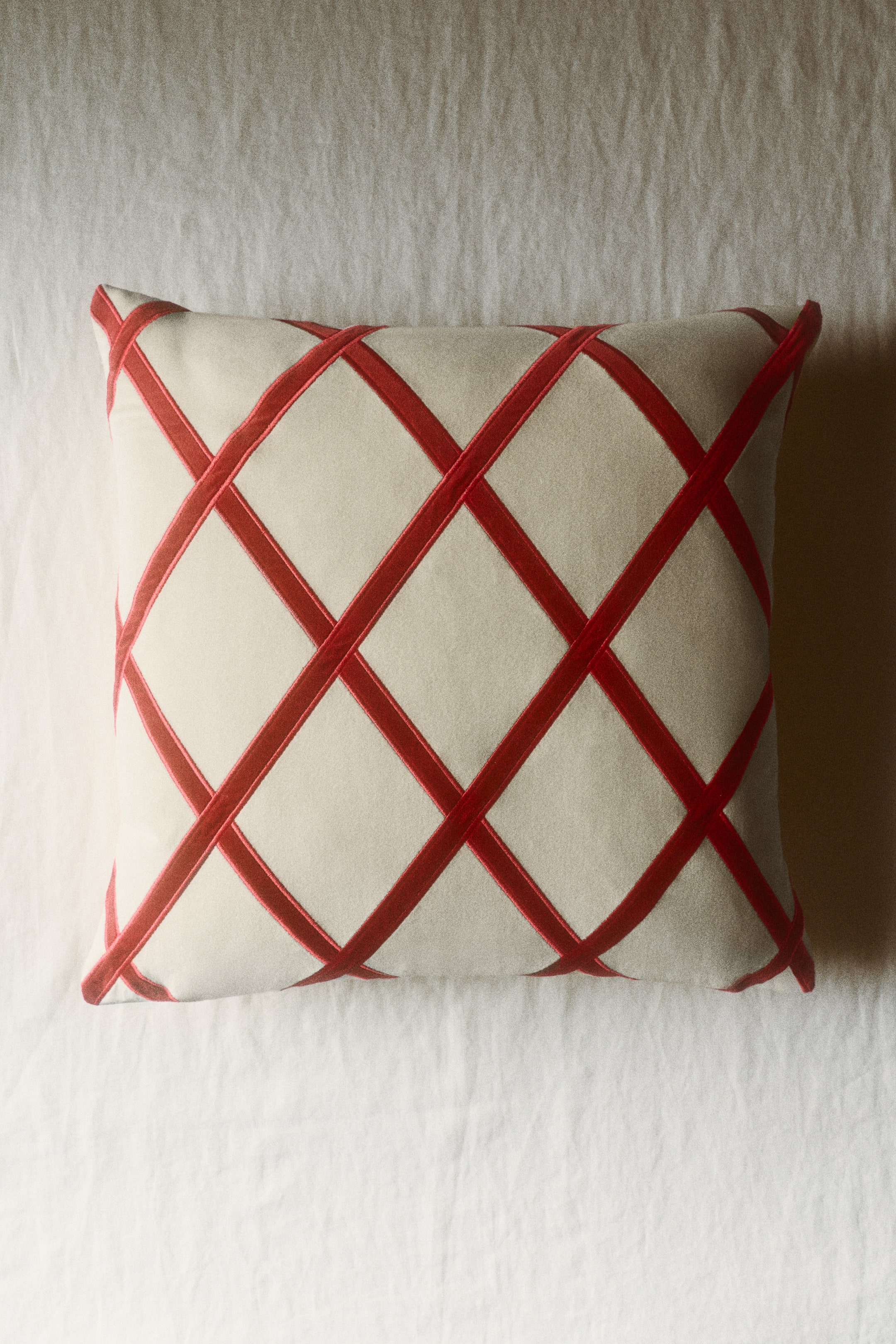 Agrandir l'image: Housse de coussin en velours à motif - Rouge/motif arlequin - Home All | H&M FR 1
