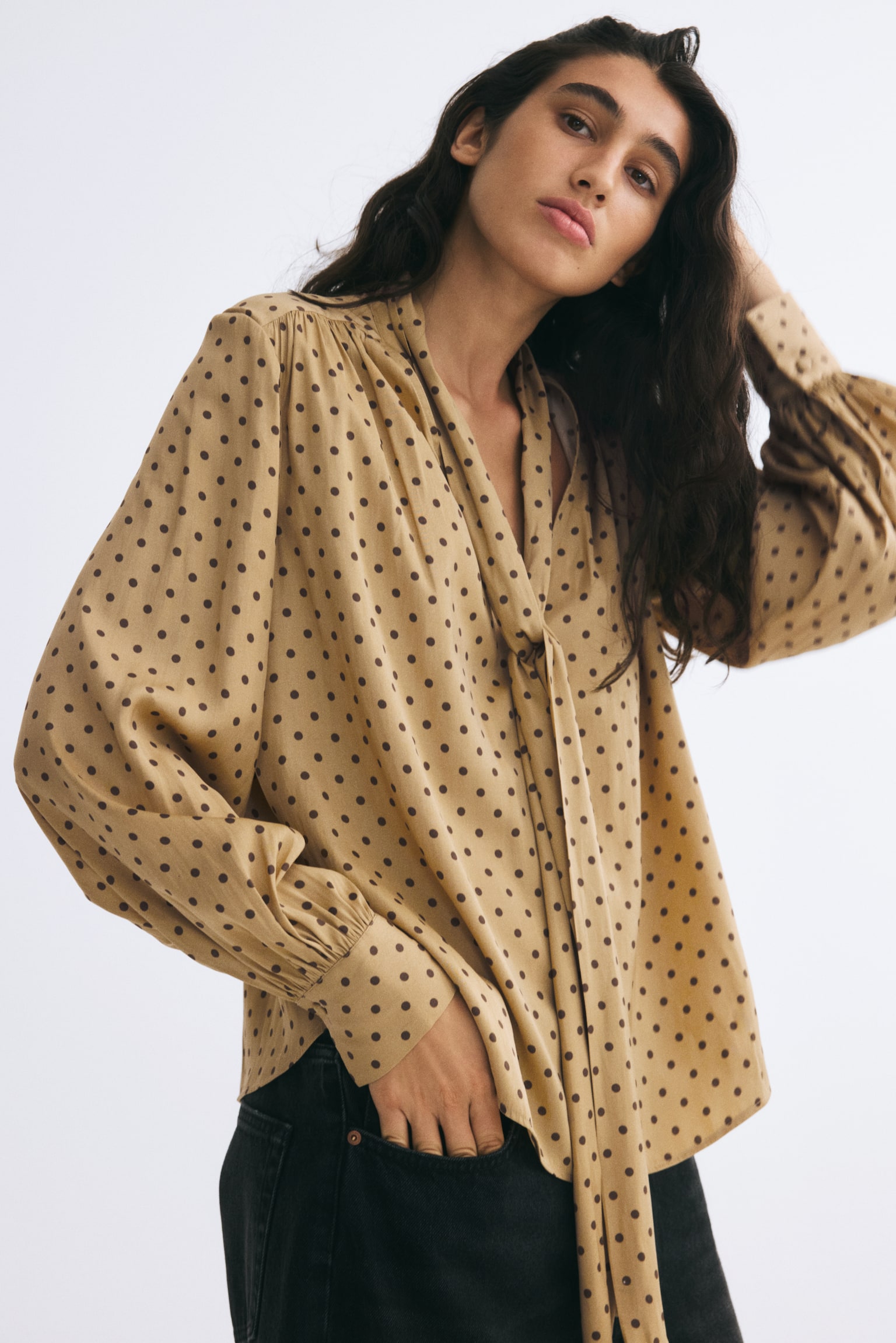 Женская блузка H&M Oversized Scarf-Collar Blouse, цвет: Бежевый / В горошек — фото 5