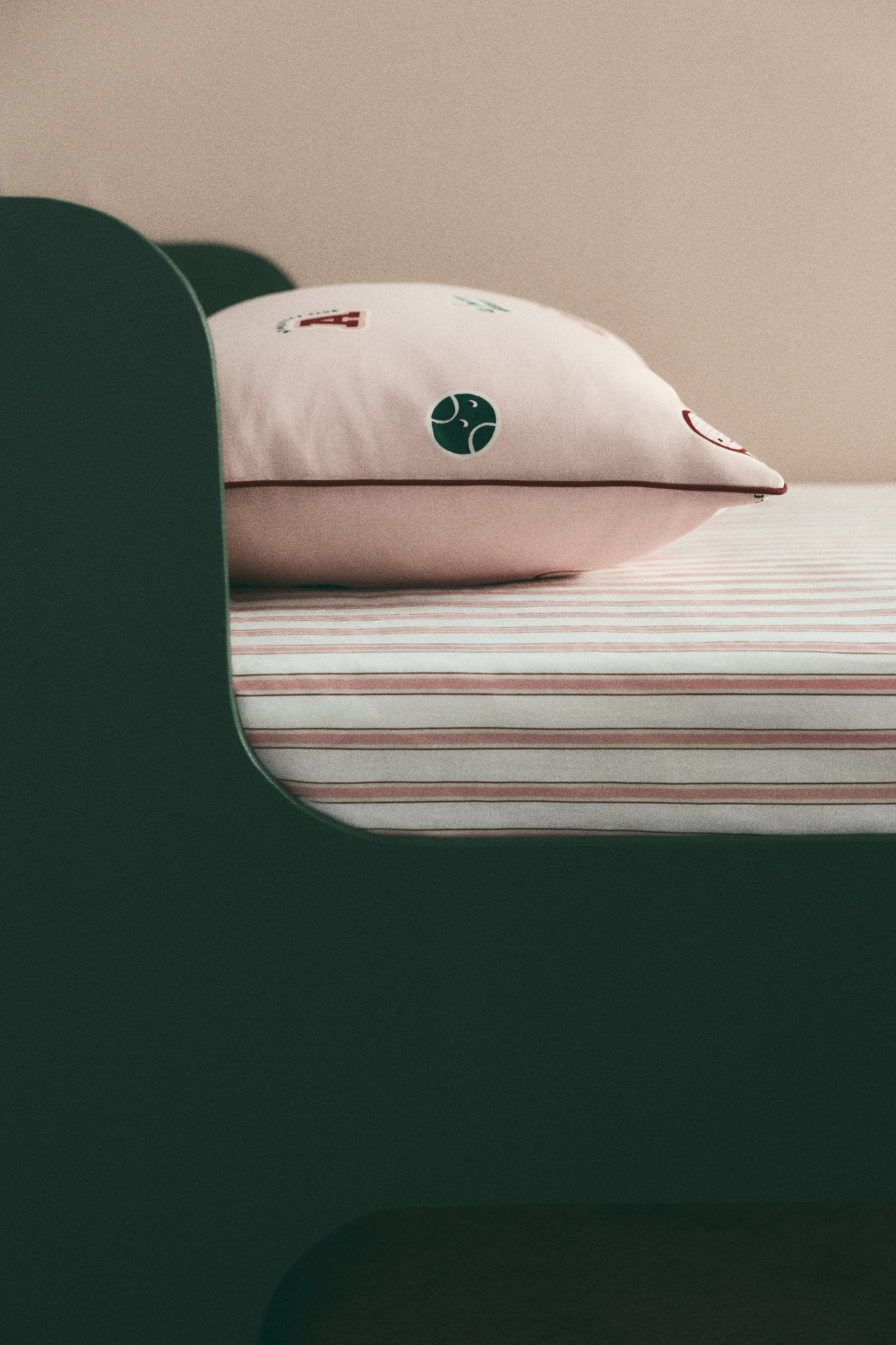 Agrandir l'image: Un drap-housse recouvre un matelas, arborant un motif de fines rayures horizontales brun-rouge sur fond blanc.
