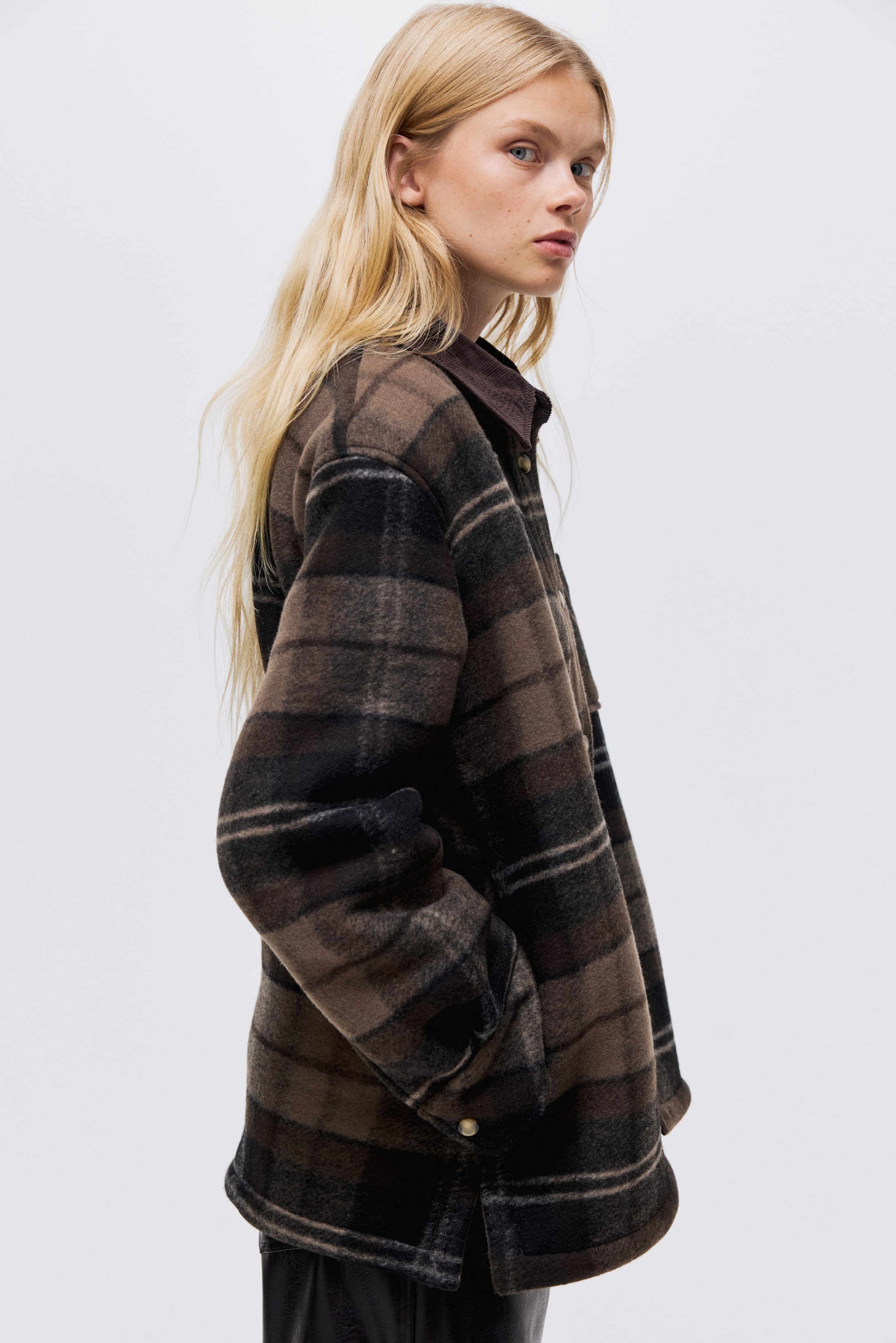 Vezi imaginea mai mare: Jachetă tip cămașă cu căptușeală de pluș - Maro-închis/carouri - FEMEI | H&M RO 5