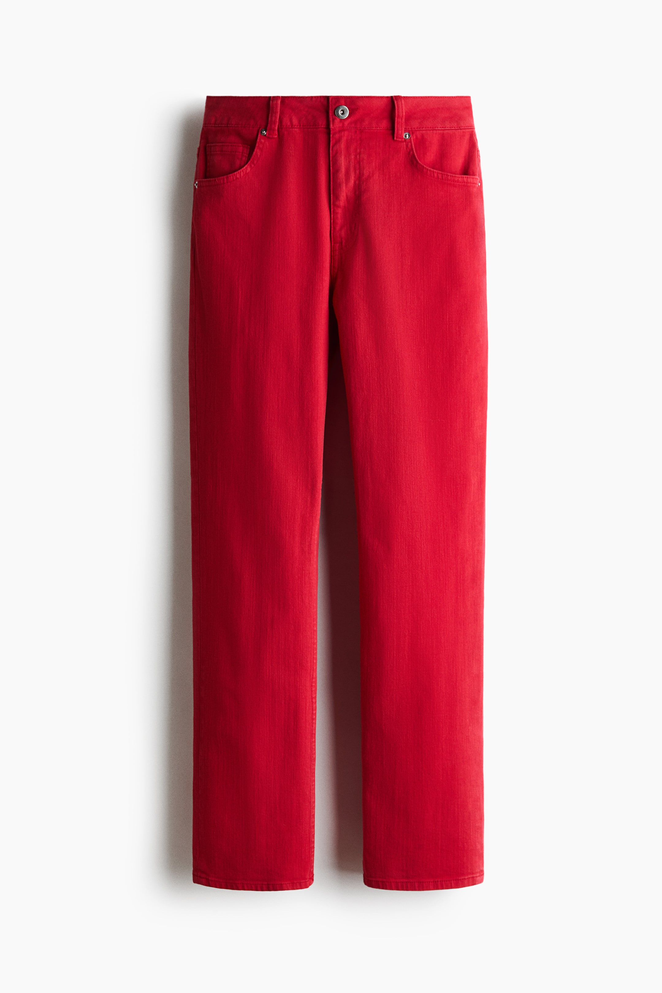 Grotere afbeelding bekijken: Een paar felrode rechte broeken is van voren afgebeeld en heeft een klassiek five-pocket design, riemlussen langs de tailleband en een centrale zilverkleurige knoopsluiting. De broek heeft een gestructureerde, rechte pasvorm die doorloopt tot aan de strak afgewerkte zoom.