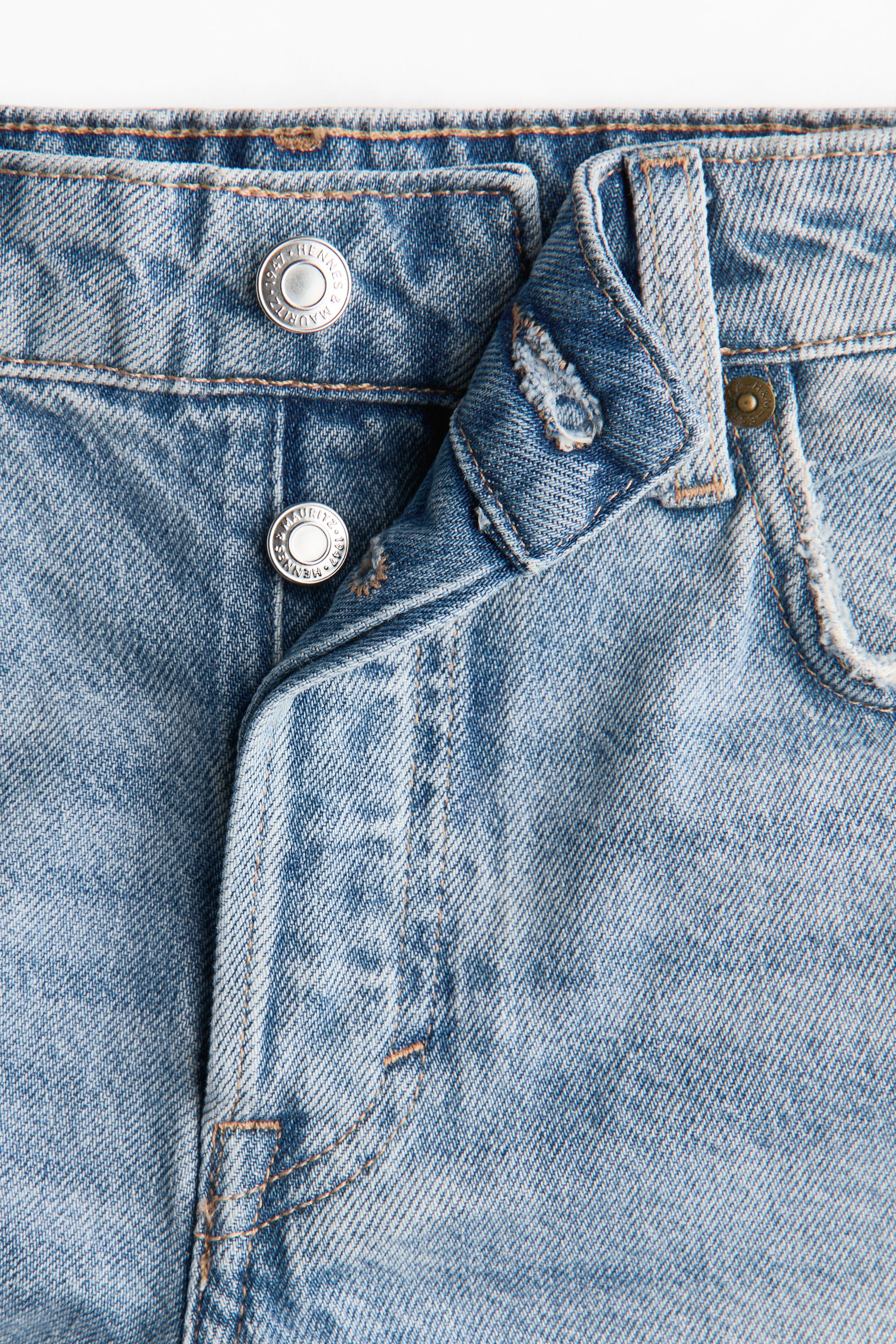 Short en denim avec bords coupés