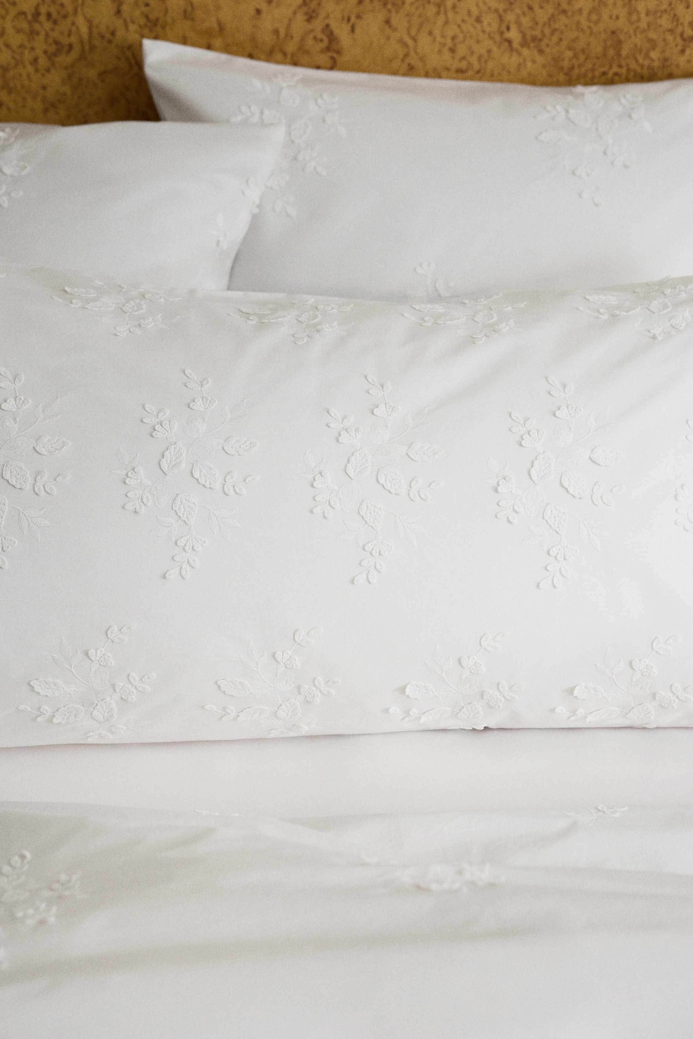 Taie d'oreiller en coton avec détails brodés - Blanc/fleuri/Jaune clair/fleuri/Beige clair/fleuri