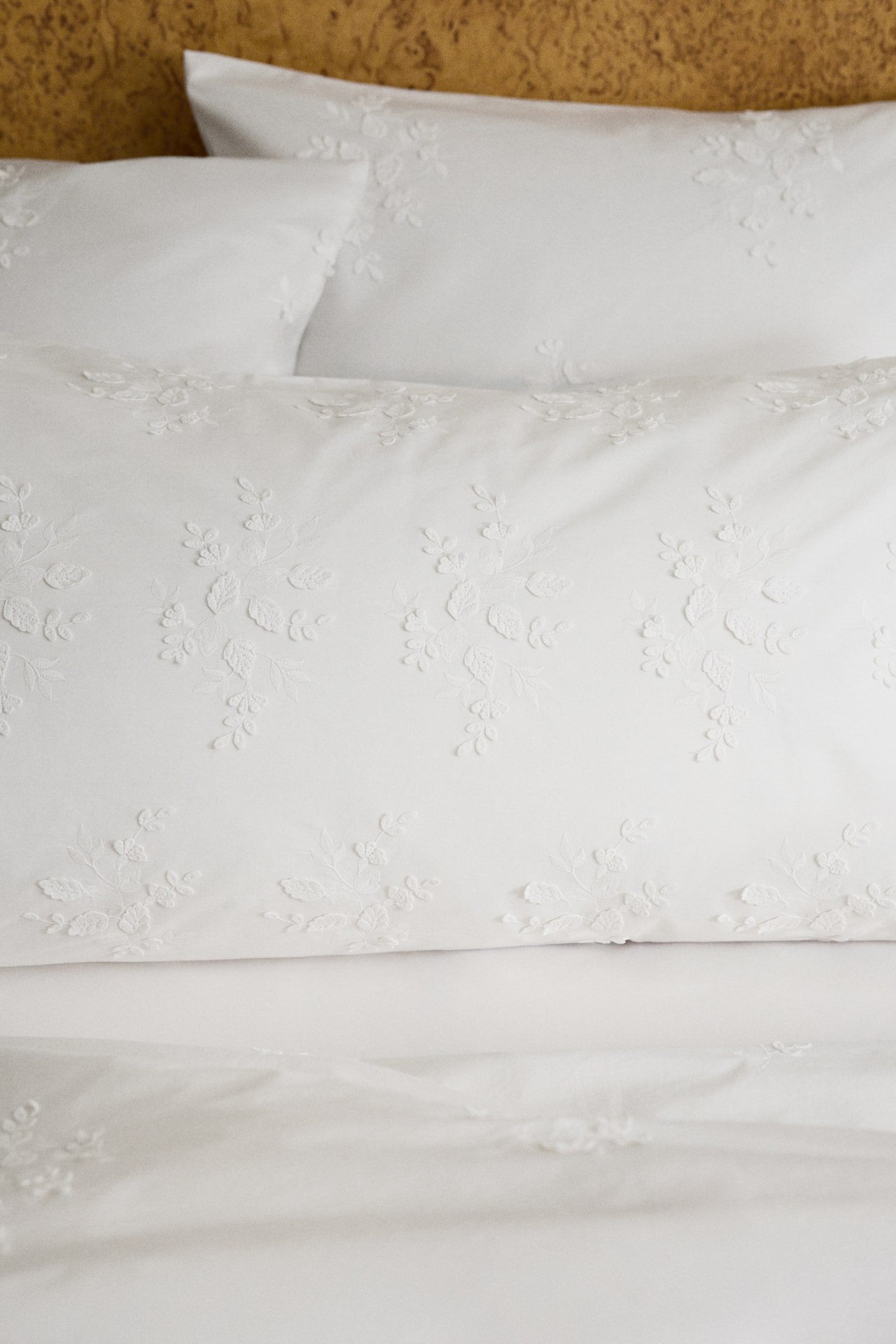 ציפית כותנה עם דיטיילים רקומים - לבן/פרחוני - 2