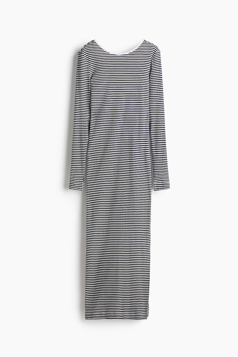 Rebrasta haljina s oblim izrezom pozadi