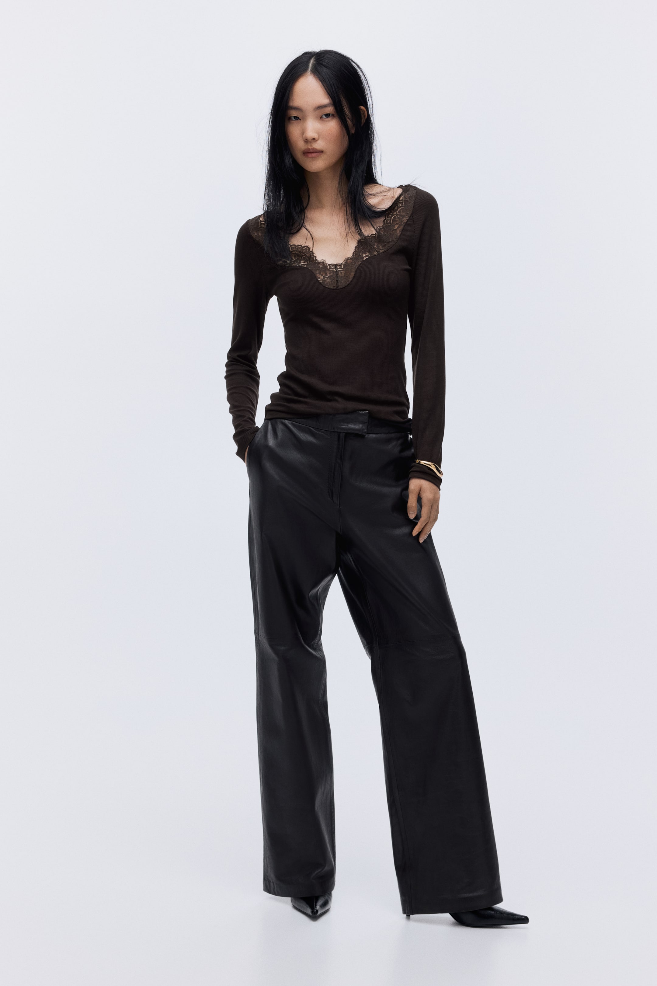 Grösseres Bild ansehen: Shirt mit Spitzenbesatz - Dunkelbraun - DAMEN | H&M CH 2