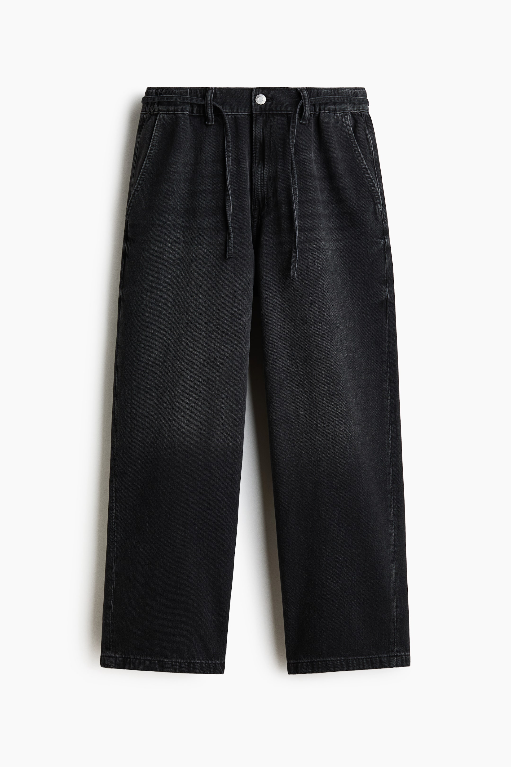 Größeres Bild anzeigen: Schwarze Jeans mit weitem Bein zeigen einen elastischen Bund mit Kordelzug und Knopfverschluss vorne. Sie verfügen außerdem über zwei schräge Seitentaschen.