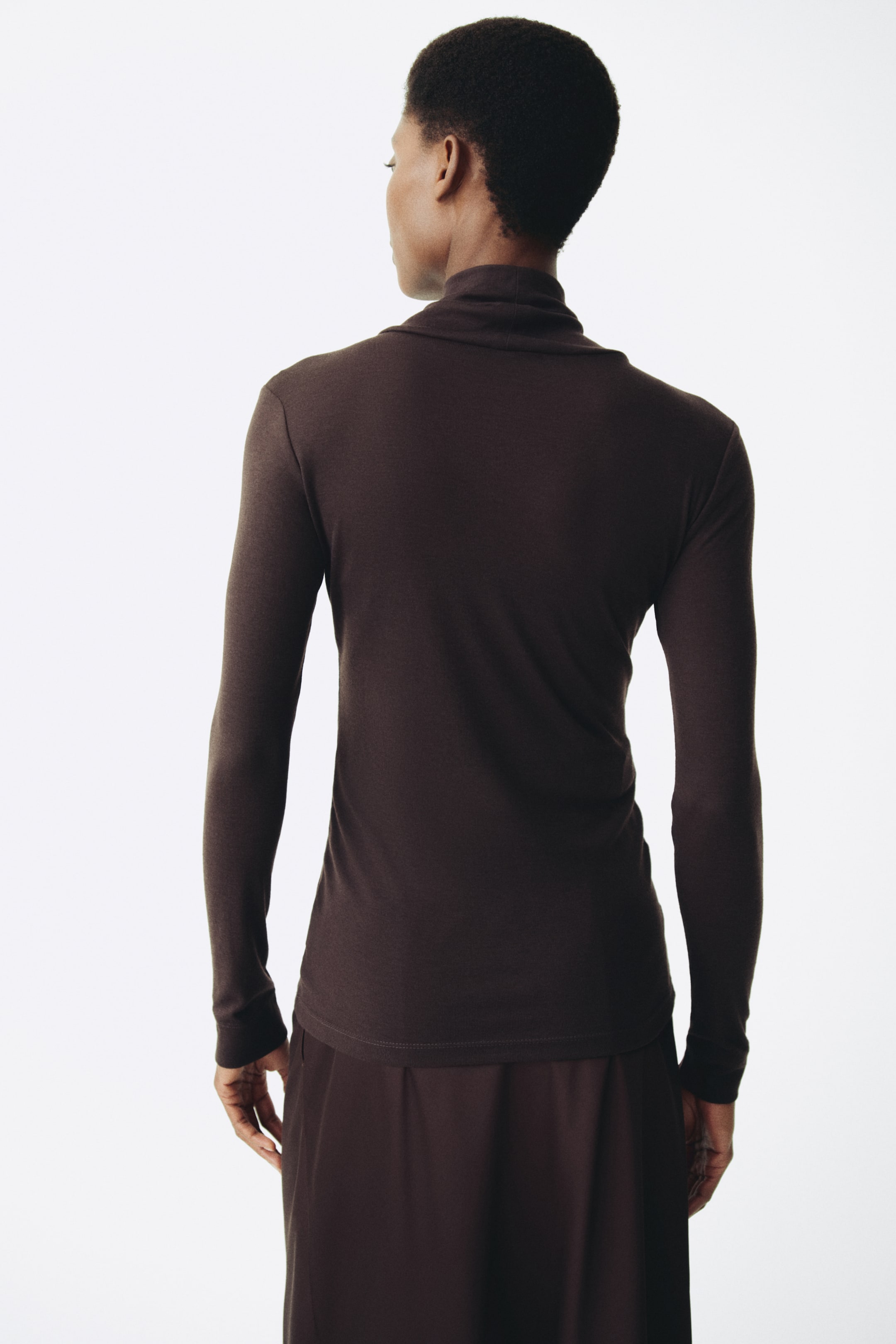 Ver imagen más grande: MAMA Top con cuello cisne - Marrón oscuro - MUJER | H&M ES 4