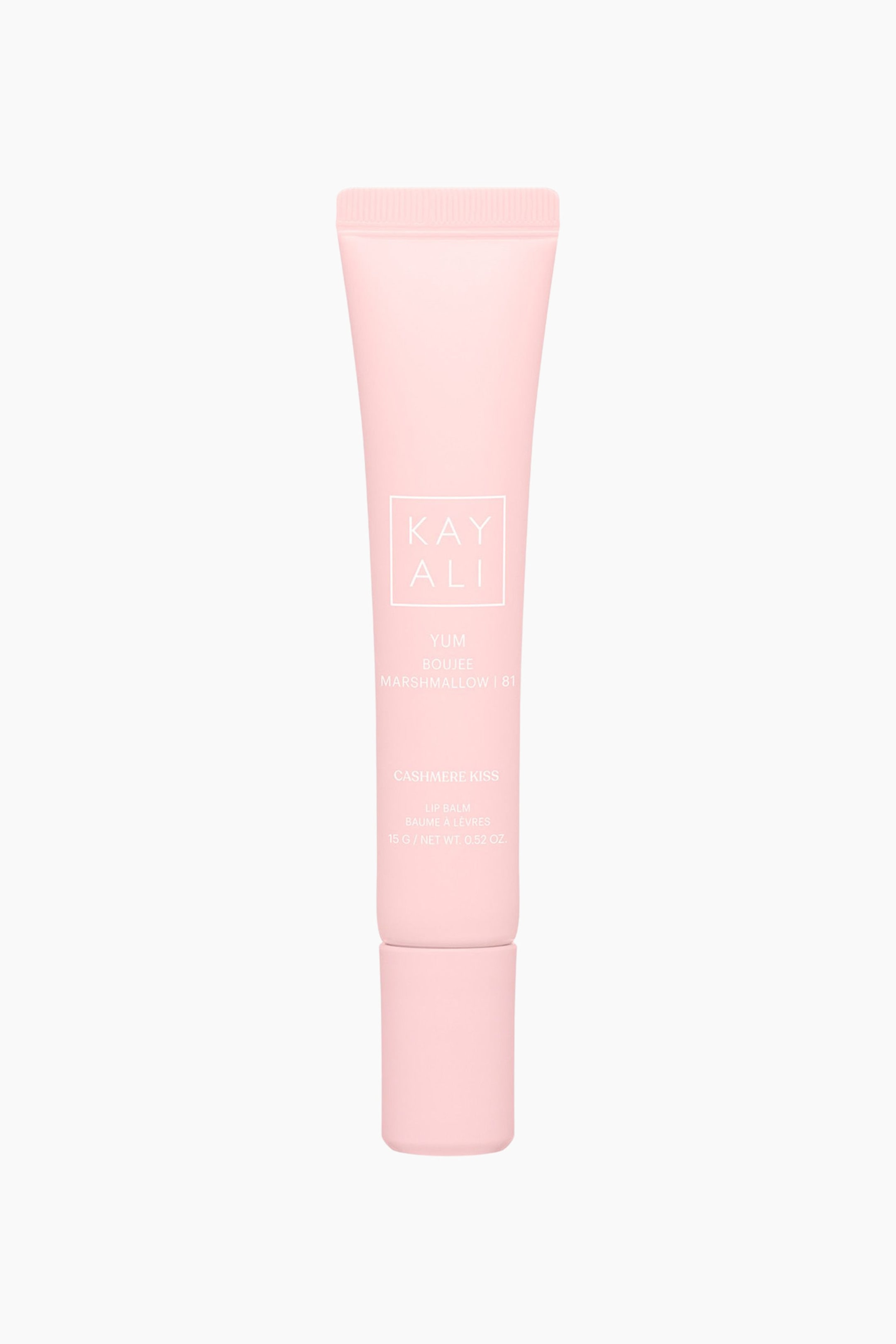Vis større bilde: Kayali Yum Boujee Marshmallow | 81 Cashmere Kiss Lip Balm står oppreist og vendt forover, og har en lys rosa tubepakke som kan klemmes, med krysset topp og en matchende matt rosa sylindrisk kork. Forsiden av tuben viser hvit trykt tekst, inkludert merkenavnet «KAYALI» i en firkantet ramme og produktnavnet.